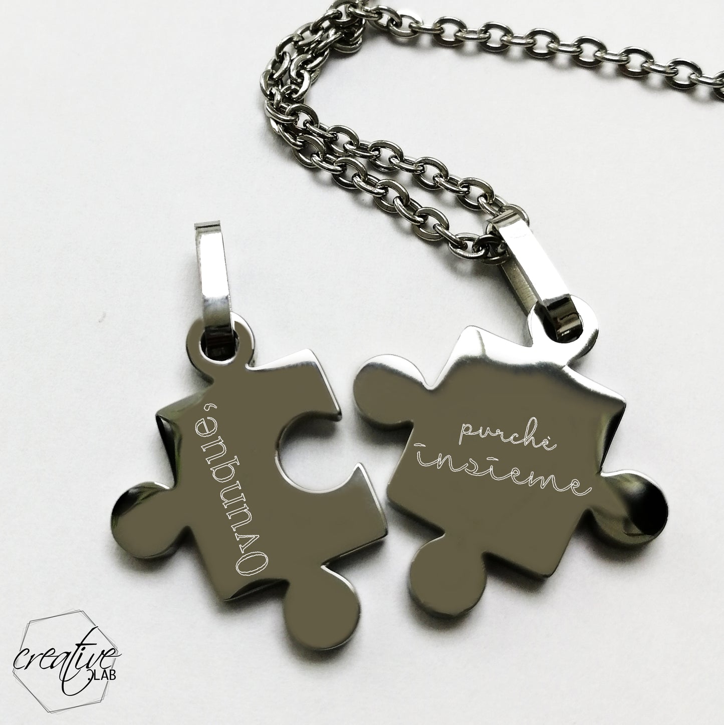 Due ciondoli puzzle in acciaio con incisione personalizzata su catenina (A7+D2)