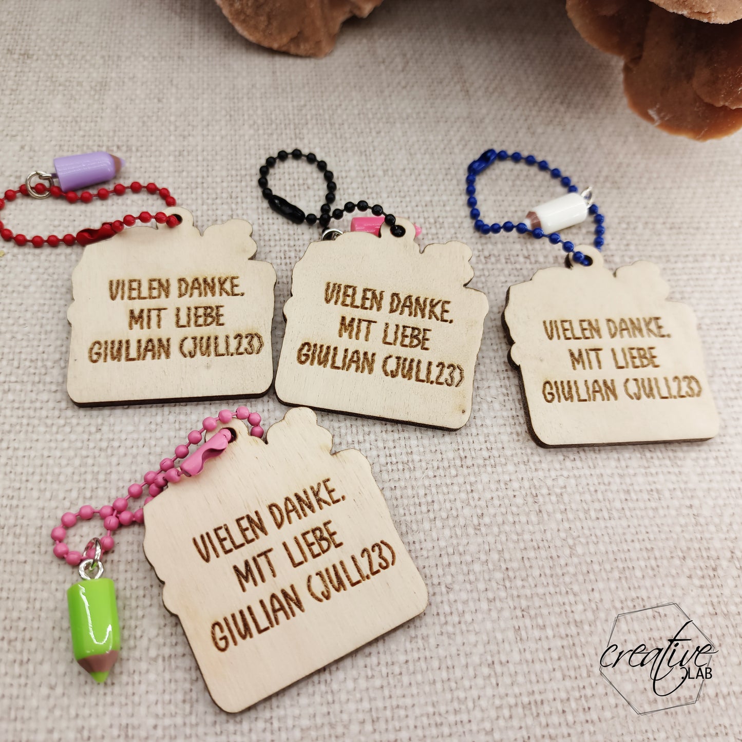 Tag decorativo da astuccio personalizzabile con nome - grafica libri per maestra