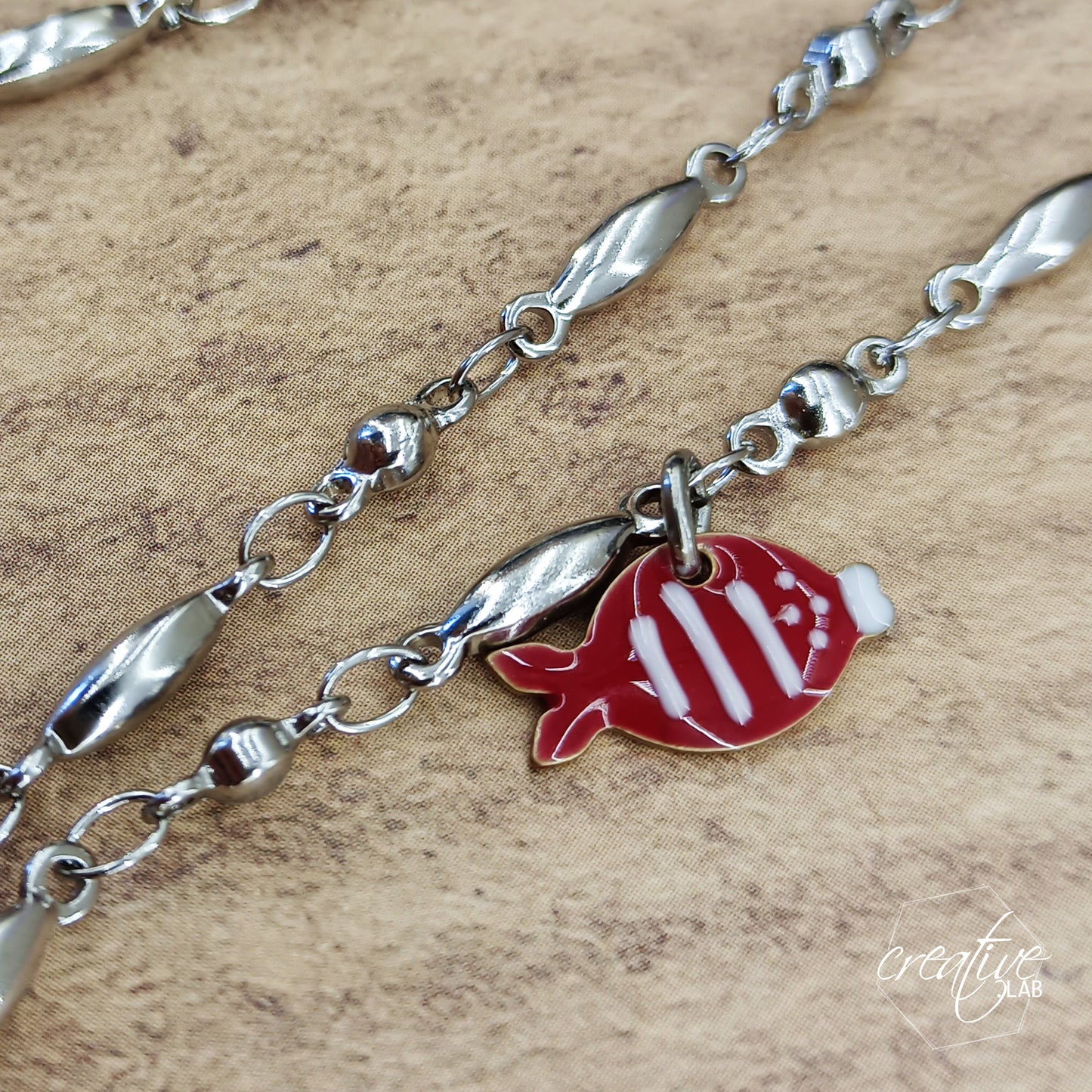 Catenina lunga con pesciolino e cuore rosso