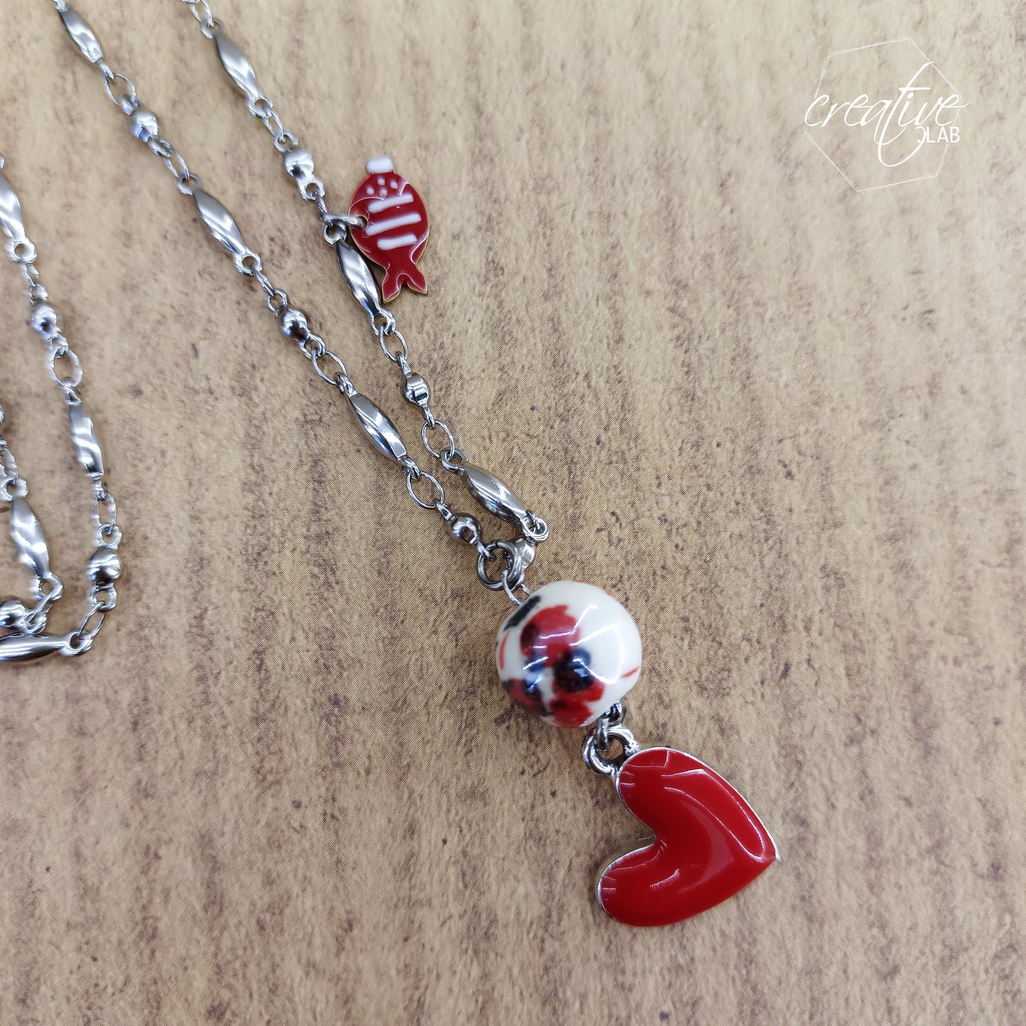 Catenina lunga con pesciolino e cuore rosso