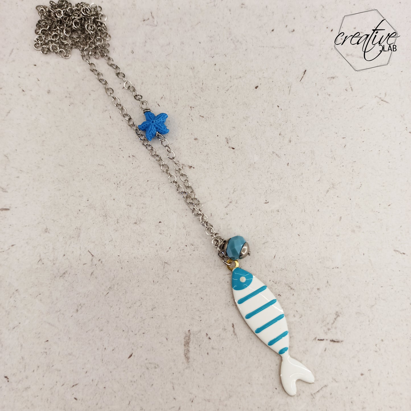 Catenina lunga con pesciolino a righe celesti