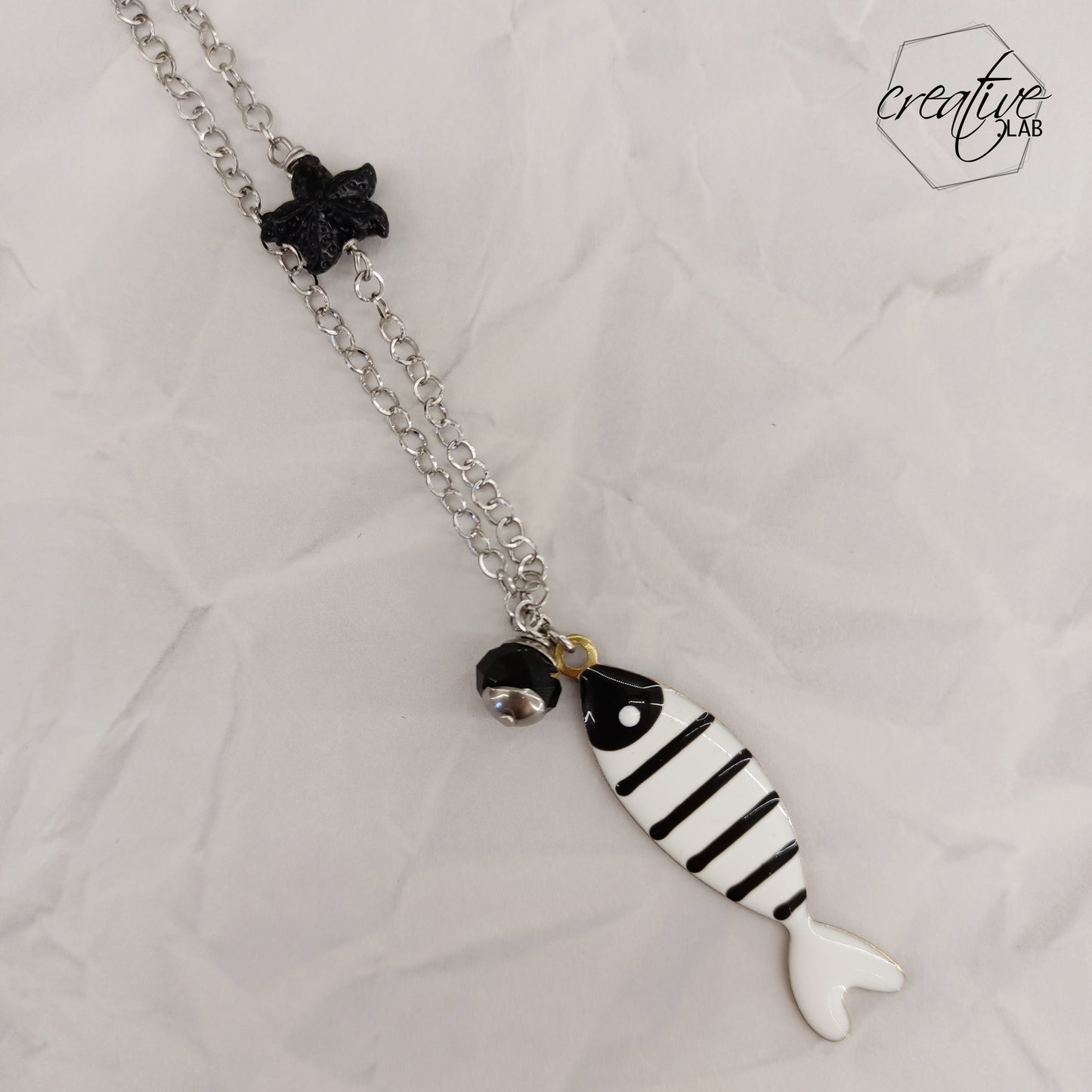 Catenina lunga con pesciolino a righe nere