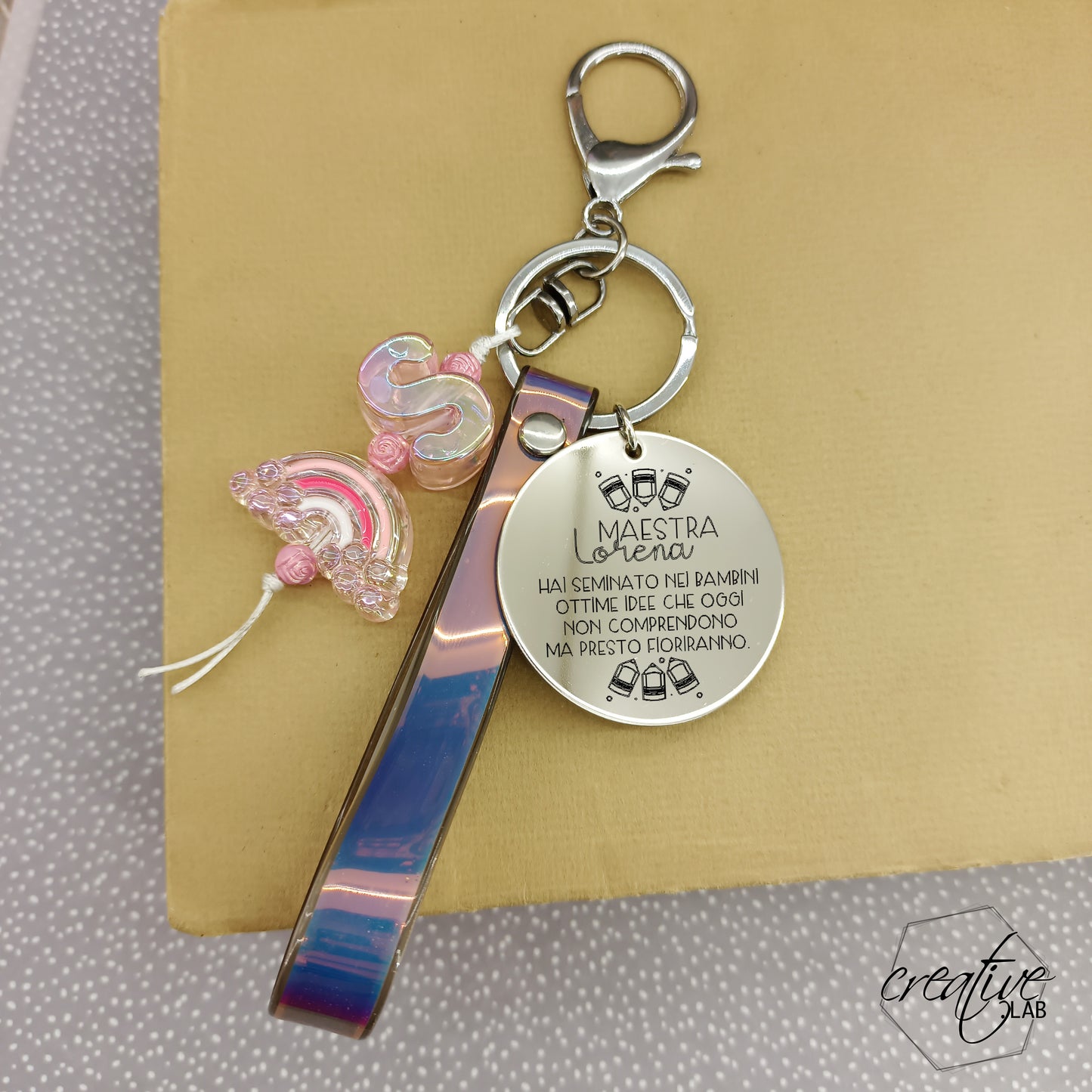 Portachiavi per maestra, personalizzabile, con arcobaleno e iniziale (C1+strap arcob. e iniz.)