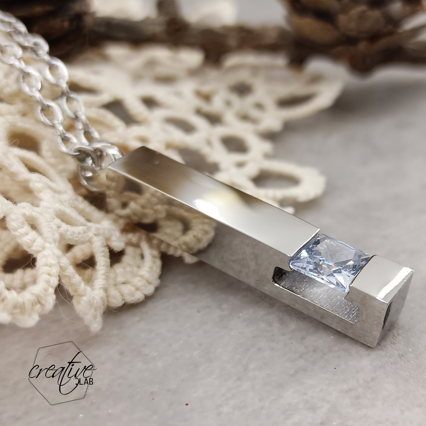 Ciondolo rettangolare con strass urna personalizzabile con catenina in acciaio (UR+D2)