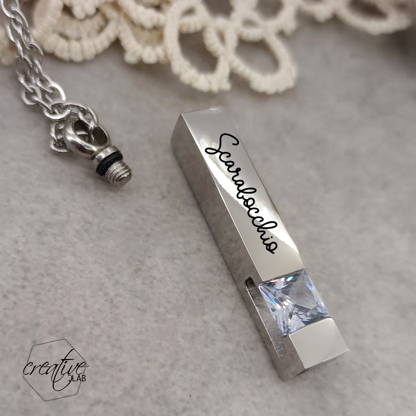 Ciondolo rettangolare con strass urna personalizzabile con catenina in acciaio (UR+D2)