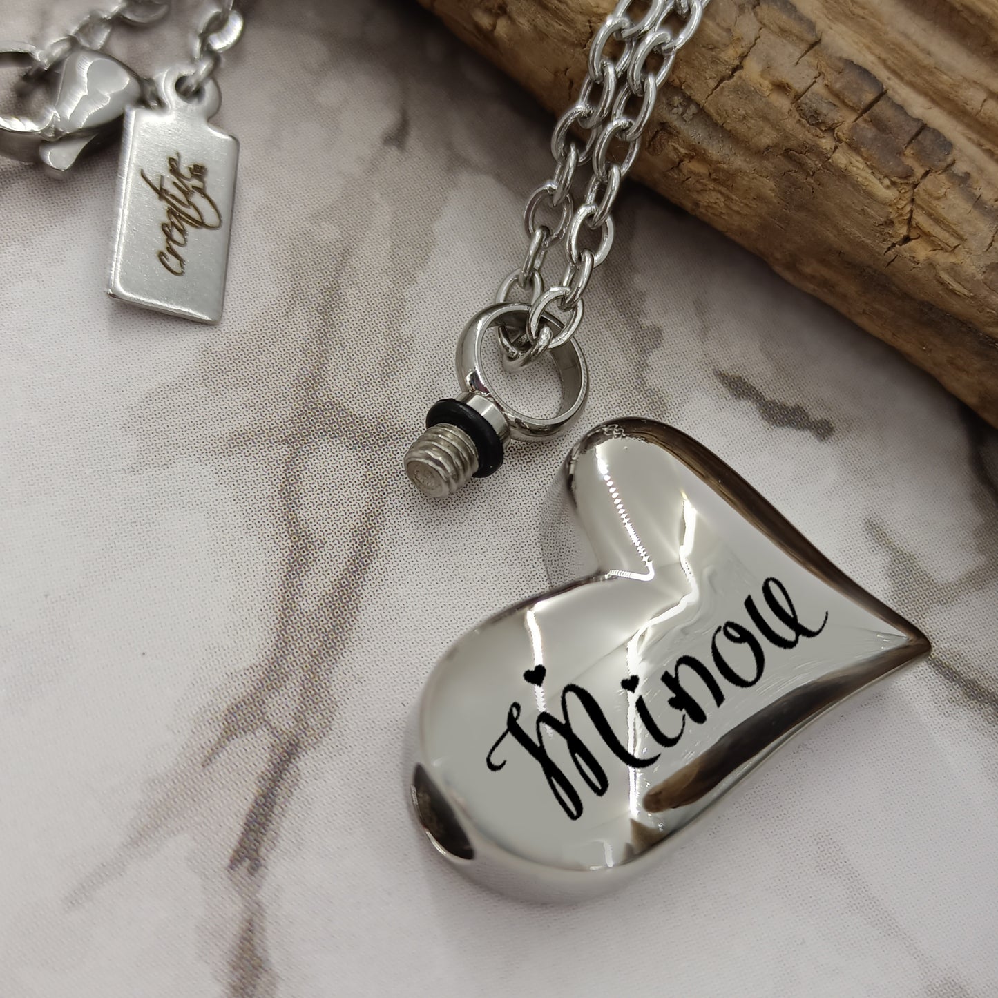 Ciondolo cuore storto urna personalizzabile con catenina in acciaio (UR+D2)