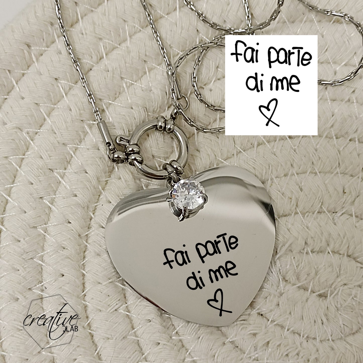 Collanina gancio tondo con ciondolo a cuore e strass, personalizzabile con calligrafia (A71)