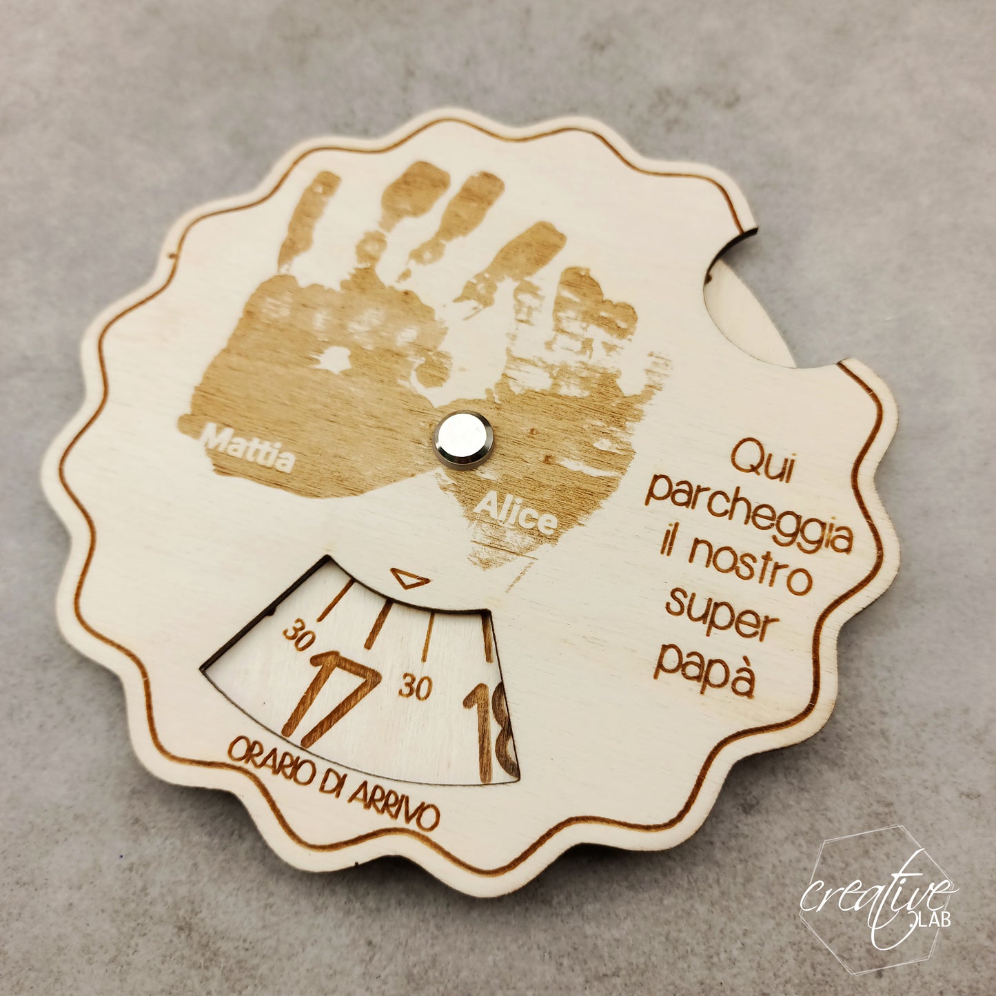 Disco orario in legno personalizzabile con impronta delle mani