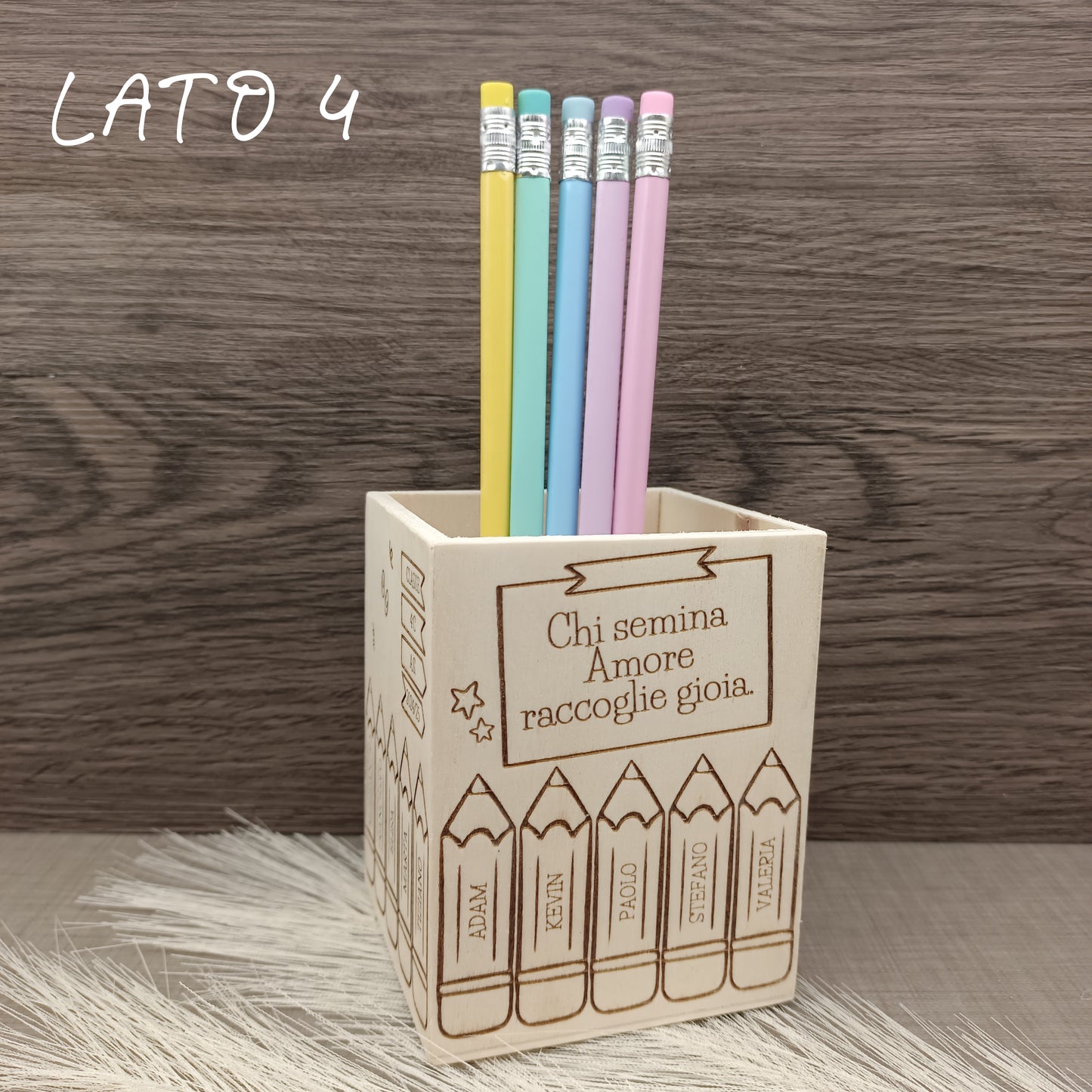 Porta penne per insegnanti a tema matite, con 5 matite omaggio, personalizzabile