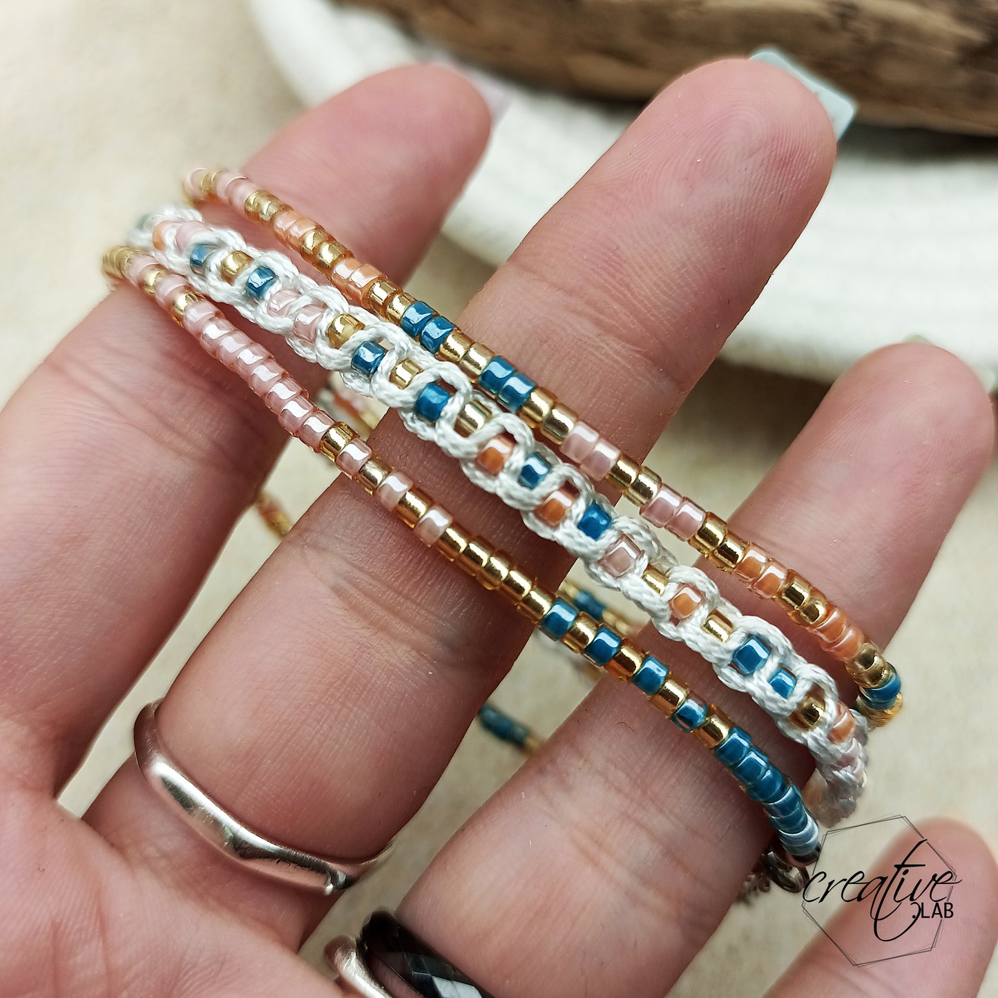 Tris bracciali perline e macramè