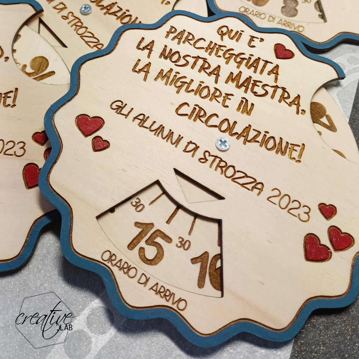 Disco orario in legno personalizzabile per maestra – Creative.Lab