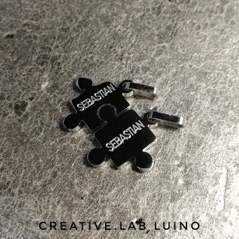 Due ciondoli puzzle in acciaio con incisione personalizzata (A7)