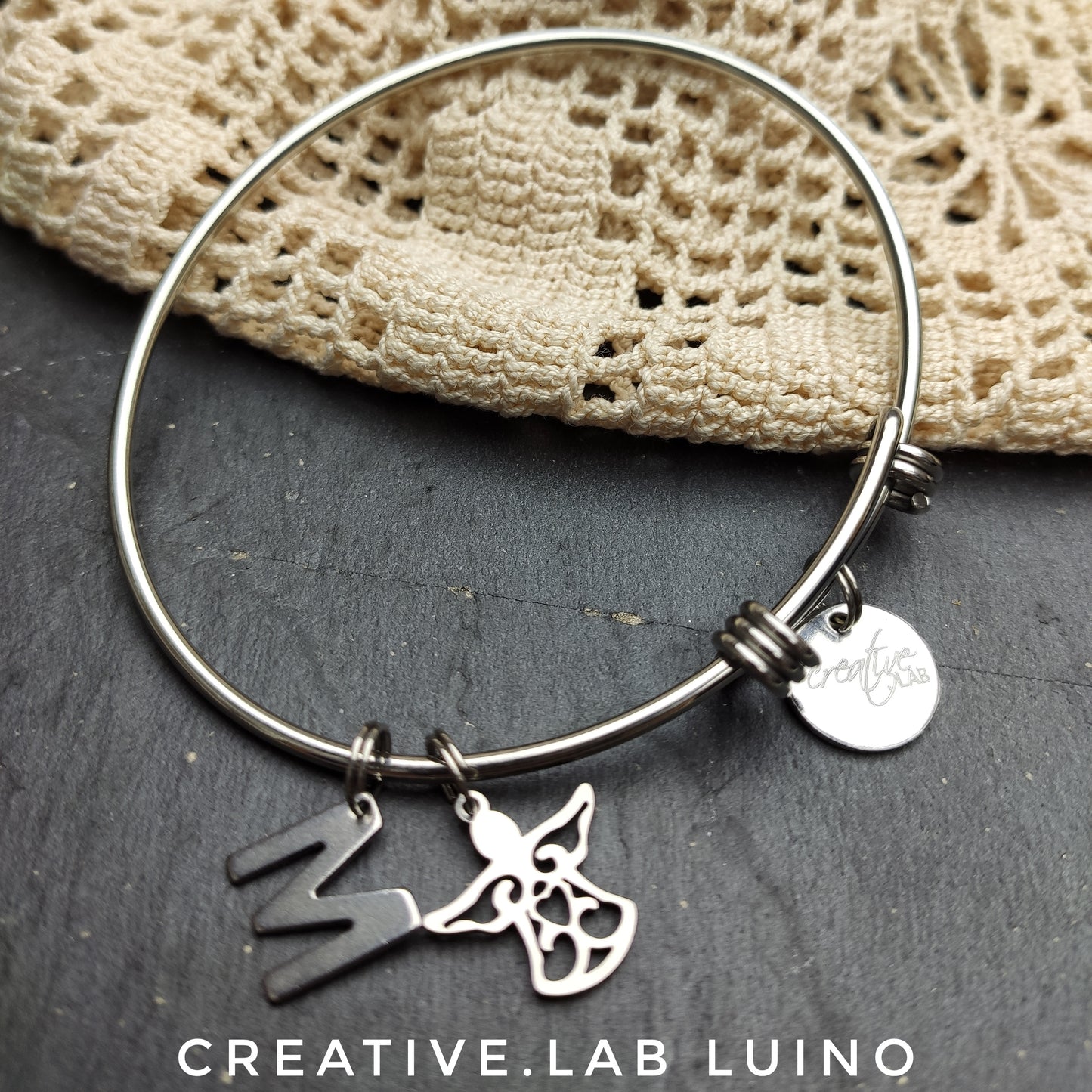 Bracciale rigido con iniziale personalizzabile e angioletto (G20+lett+angioletto)