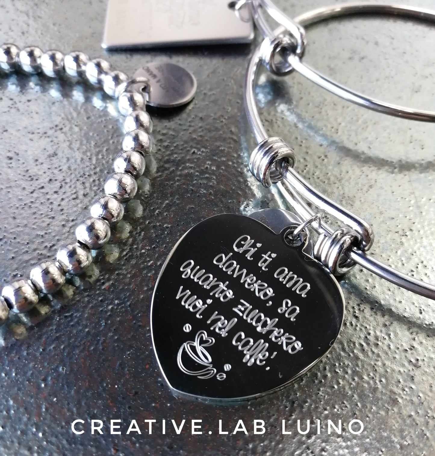 Bracciale rigido con nodi scorsoi e ciondolo da personalizzare cuore (G20+B23)