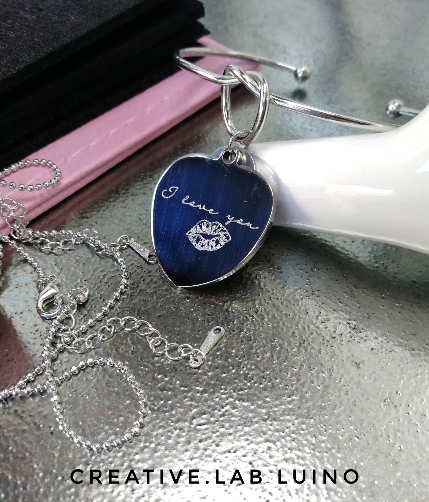 Bracciale rigido con nodo e ciondolo personalizzabile a cuore (G11+B23)