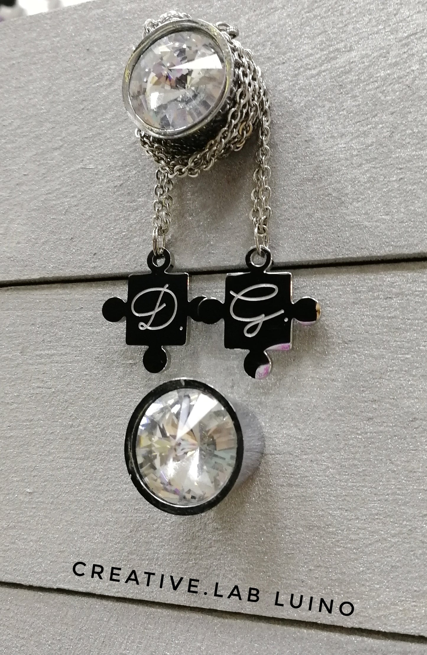 Due ciondoli puzzle in acciaio con incisione personalizzata su catenina (A7+D2)