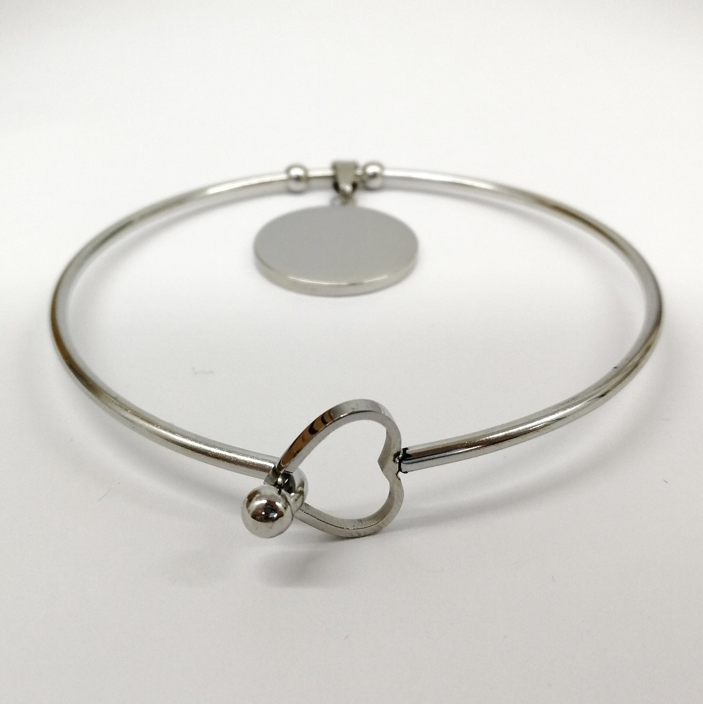 Bracciale rigido con gancio a cuore e ciondolo personalizzabile tondo (G13+A20)