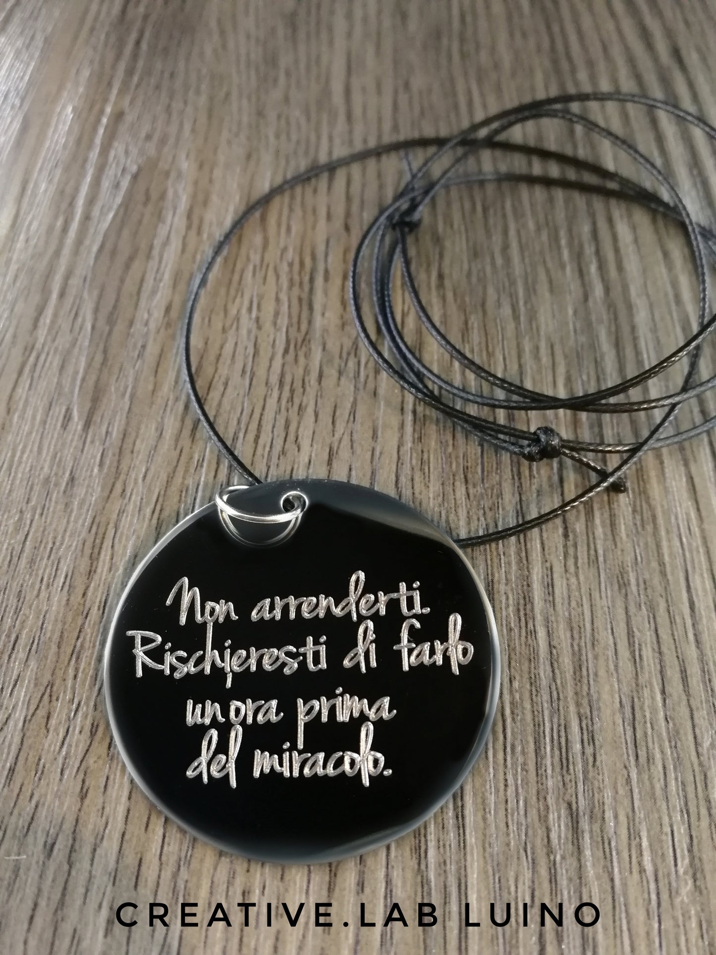 Ciondolo tondo personalizzato con collarino di cotone cerato (C1+cot cer)