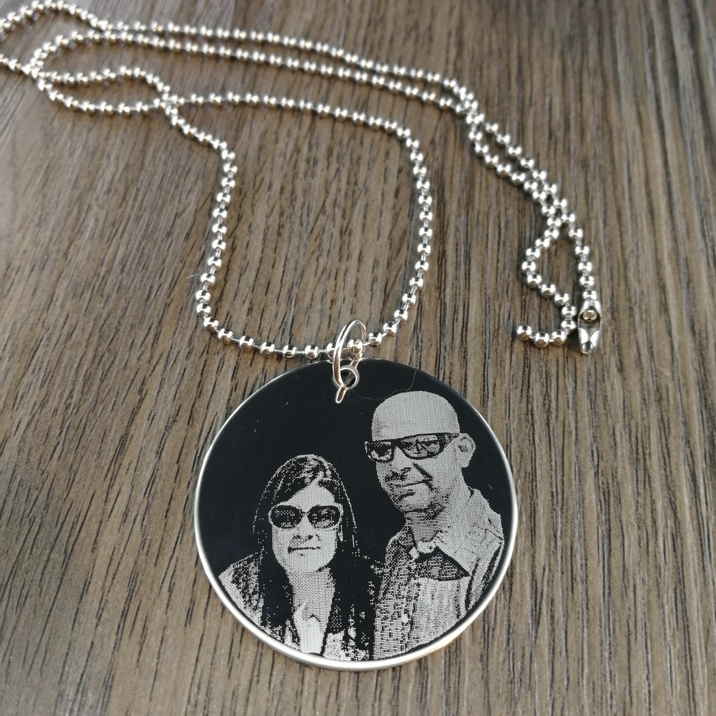 Ciondolo personalizzato con fotoincisione con catenina a pallini (C1)