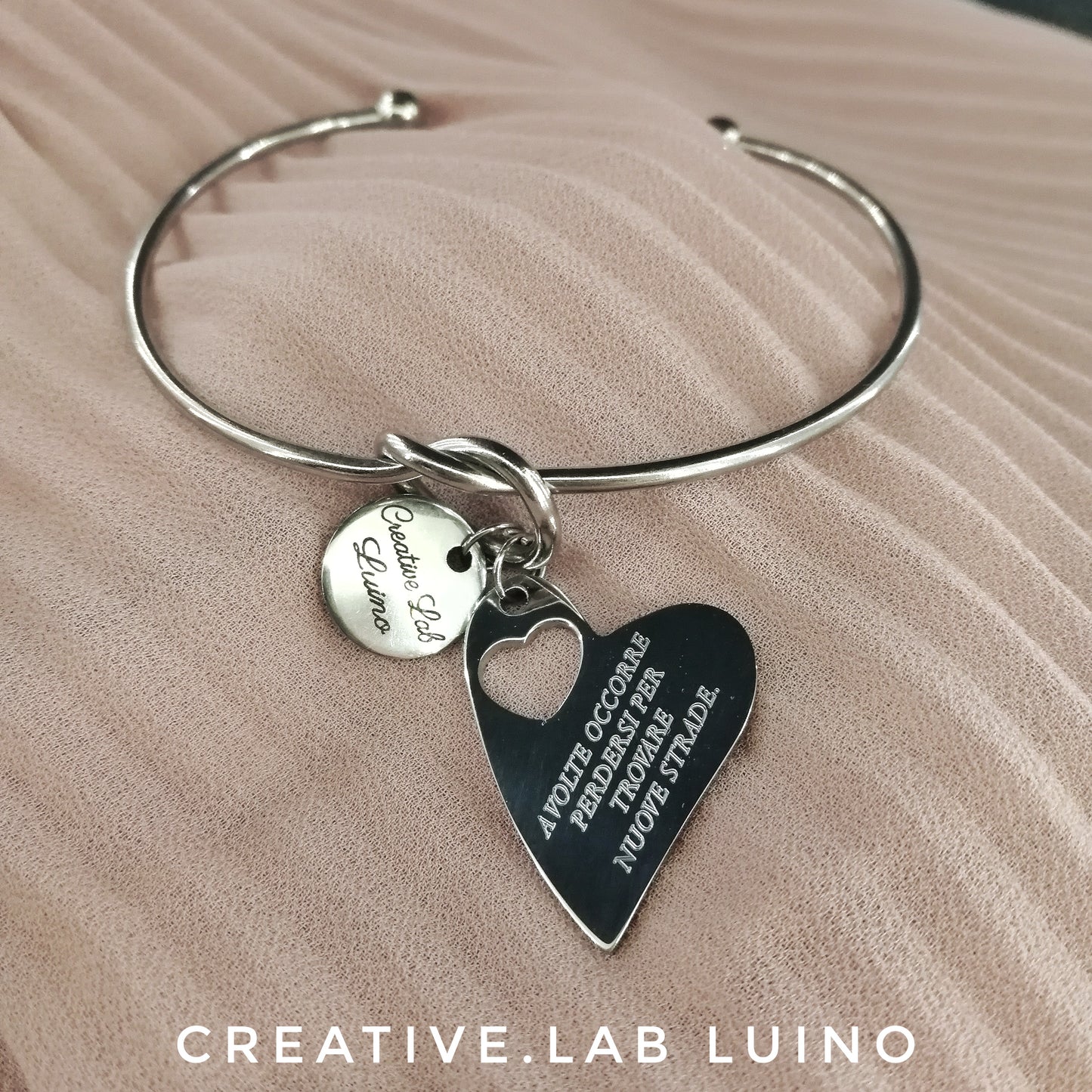 Bracciale rigido con nodo e ciondolo personalizzabile a cuore con cuoricino intagliato(G11+B29)