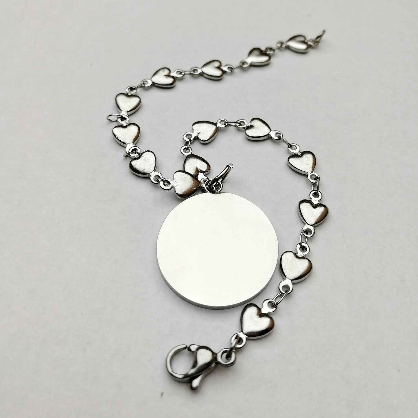 Bracciale in acciaio a cuoricini e ciondolo personalizzabile tondo (G9+A20)