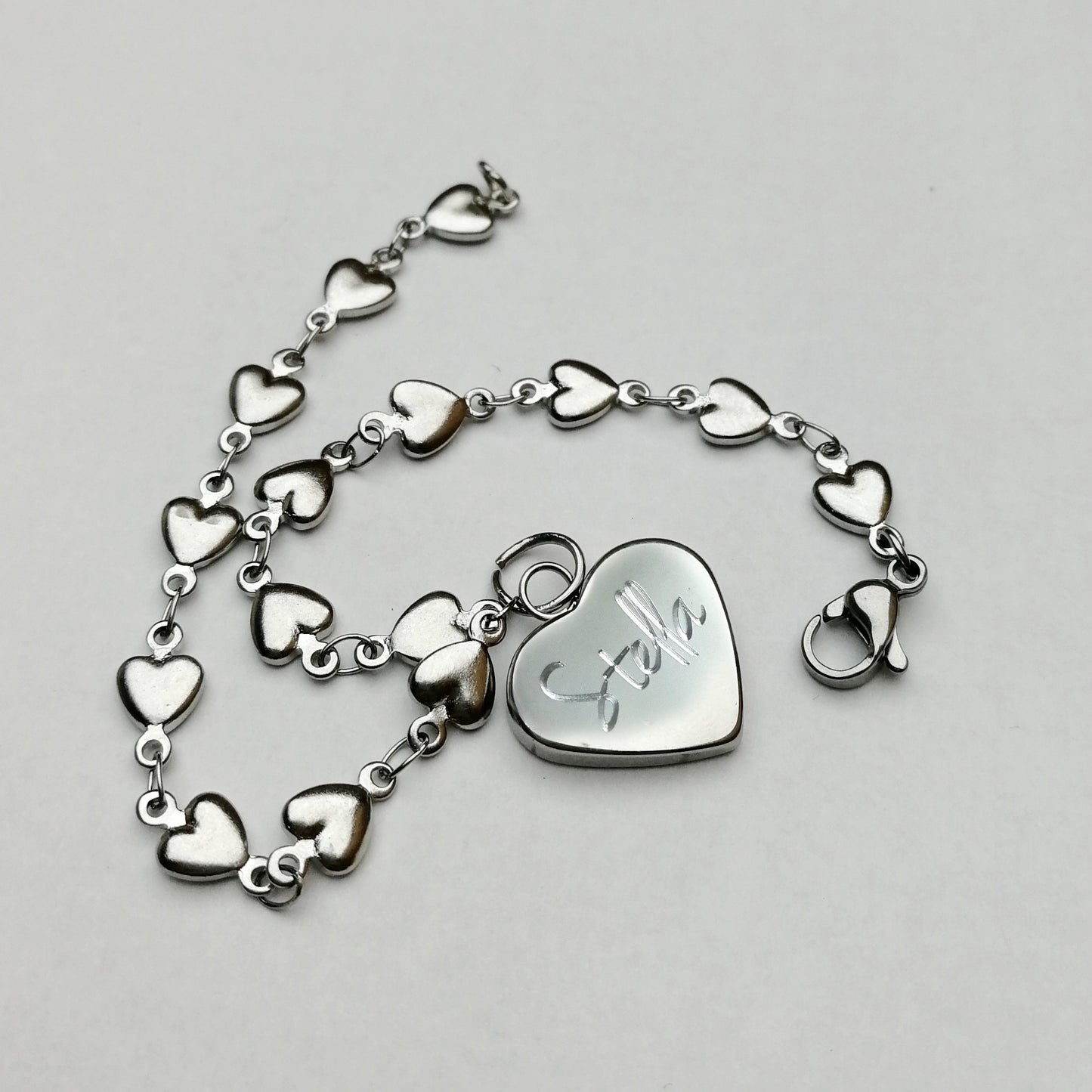 Bracciale in acciaio a cuoricini e ciondolo personalizzabile a cuore (G9+A21)