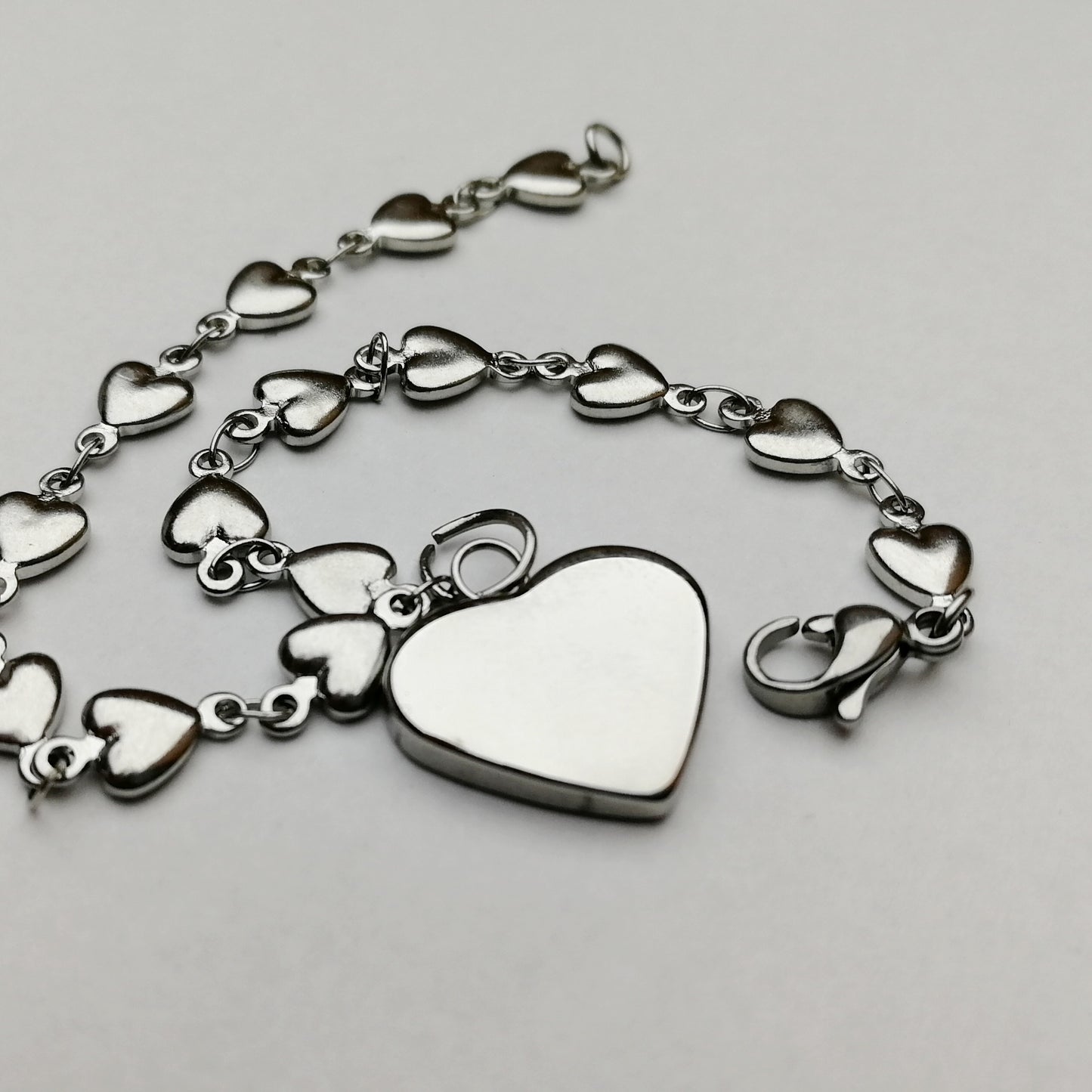 Bracciale in acciaio a cuoricini e ciondolo personalizzabile a cuore (G9+A21)