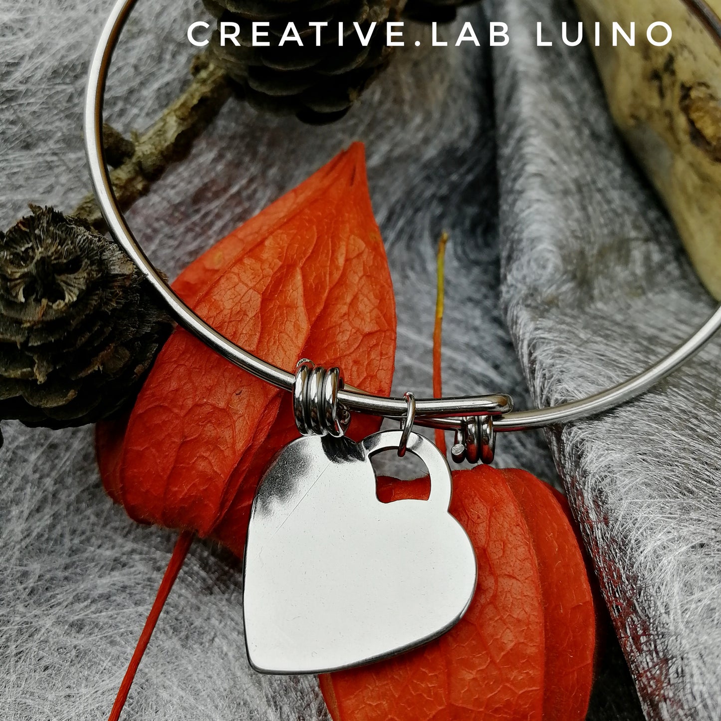 Bracciale rigido con nodi scorsoi e ciondolo personalizzabile a cuore (G20+A4)