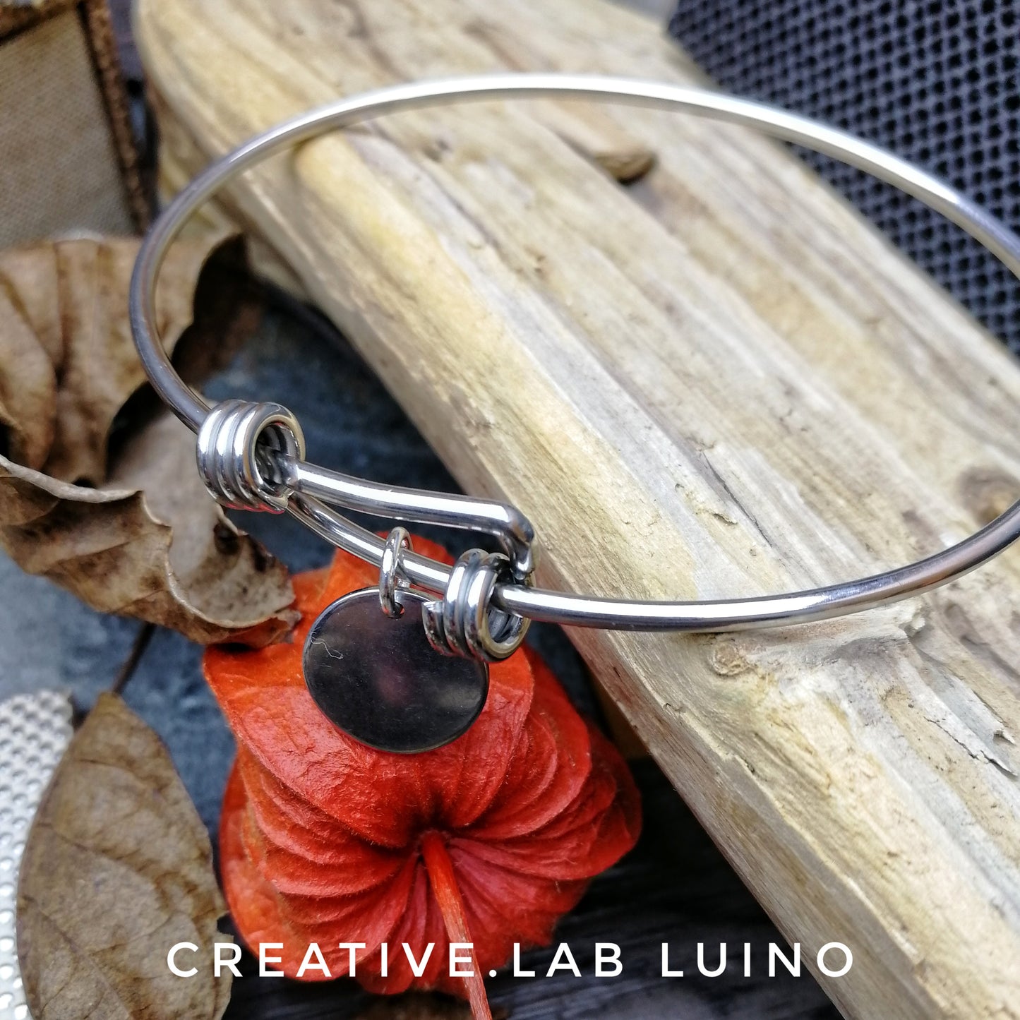 Bracciale rigido con nodi scorsoi e ciondolo personalizzabile tondo (G20+A12)