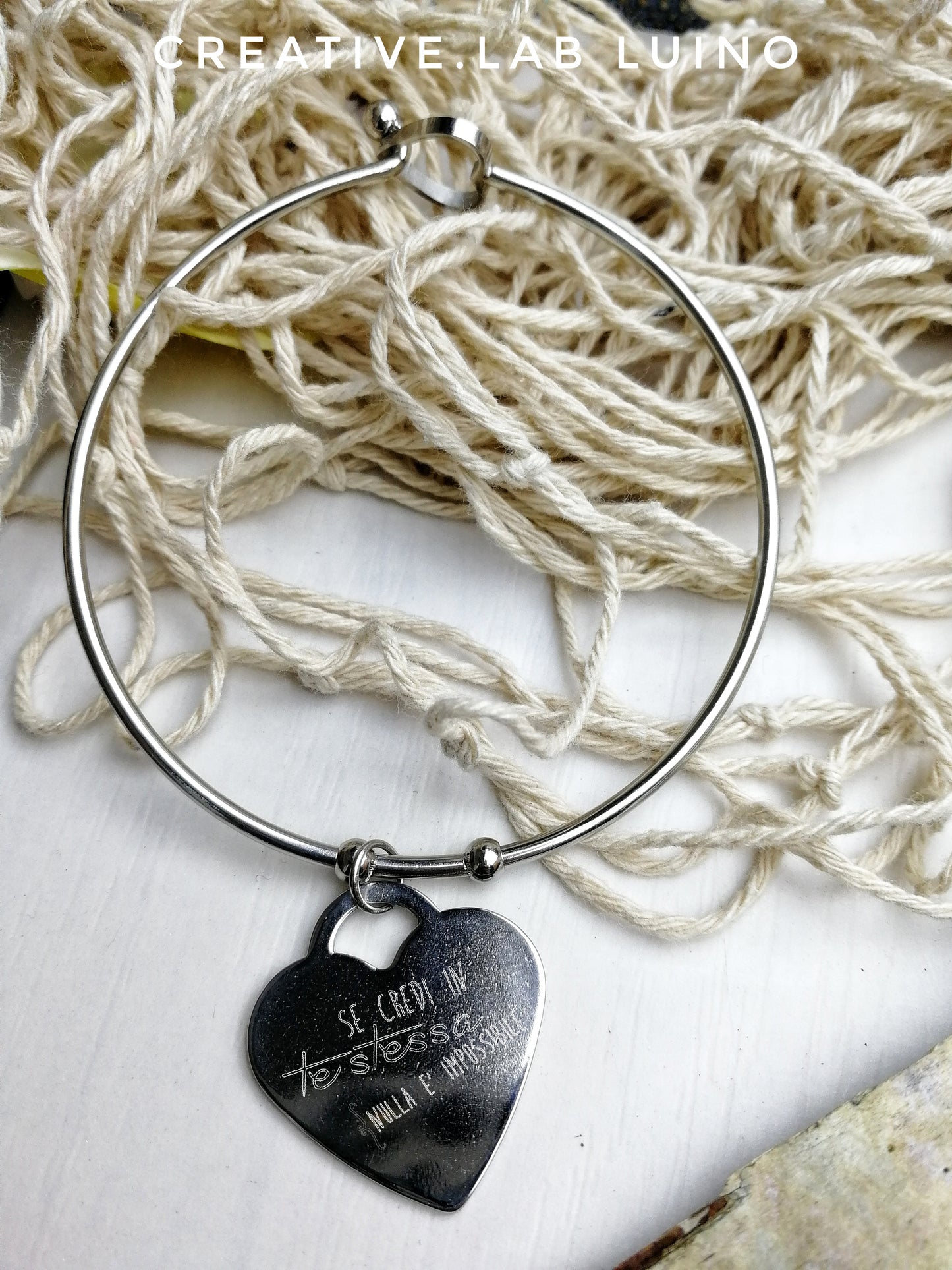 Bracciale rigido con gancio a cuore e ciondolo da personalizzare a cuore (G13+A4)