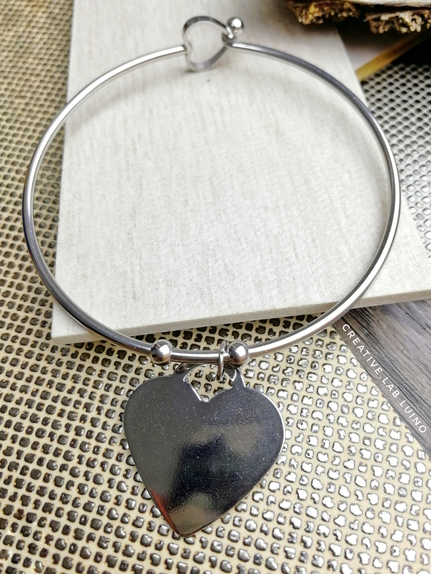 Bracciale rigido con gancio a cuore e ciondolo da personalizzare a cuore (G13+A4)