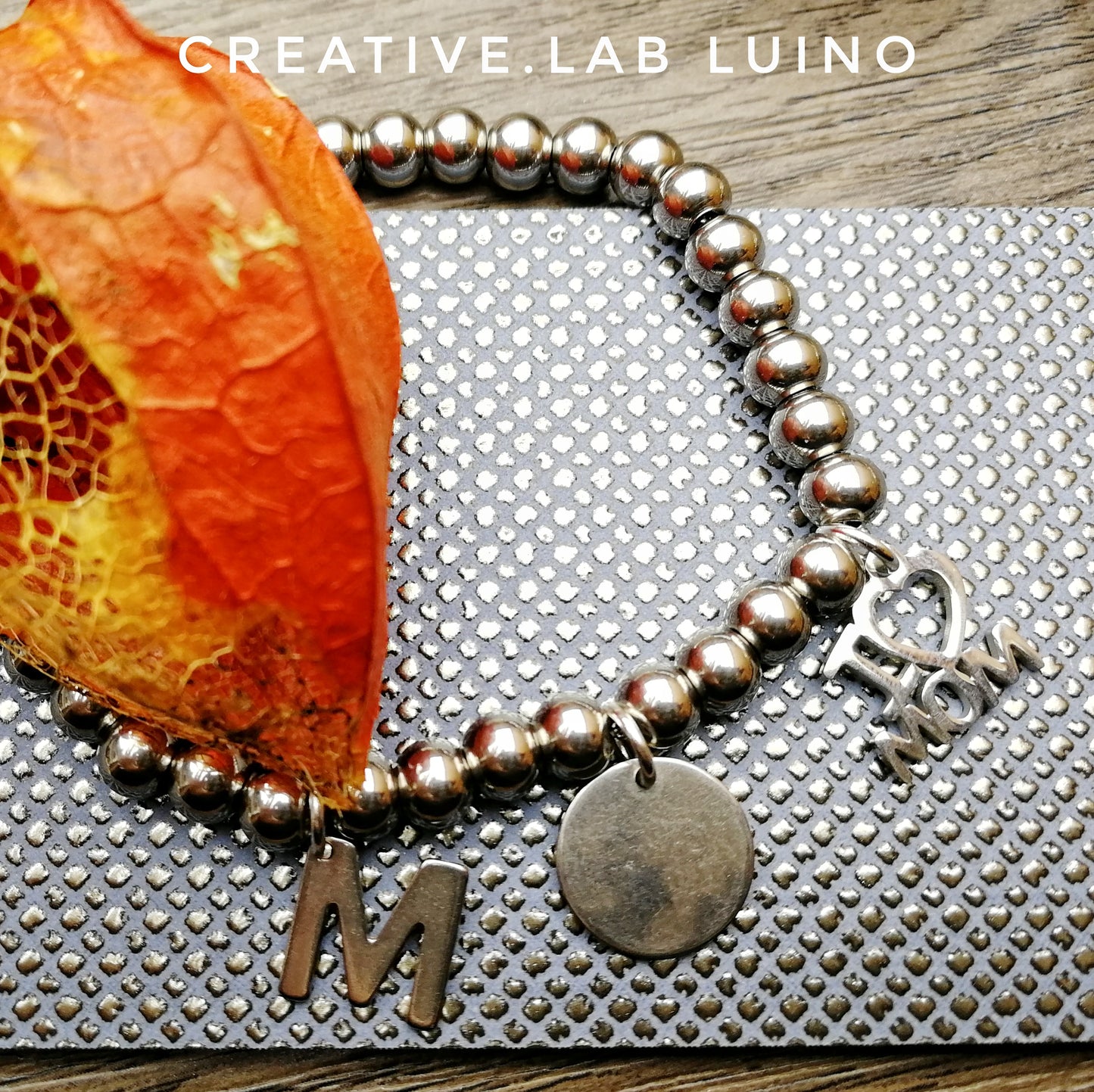 Bracciale a palline con ciondolo tondo, iniziale in acciaio e I love mom (G44+A12+iniz+ I love mom)