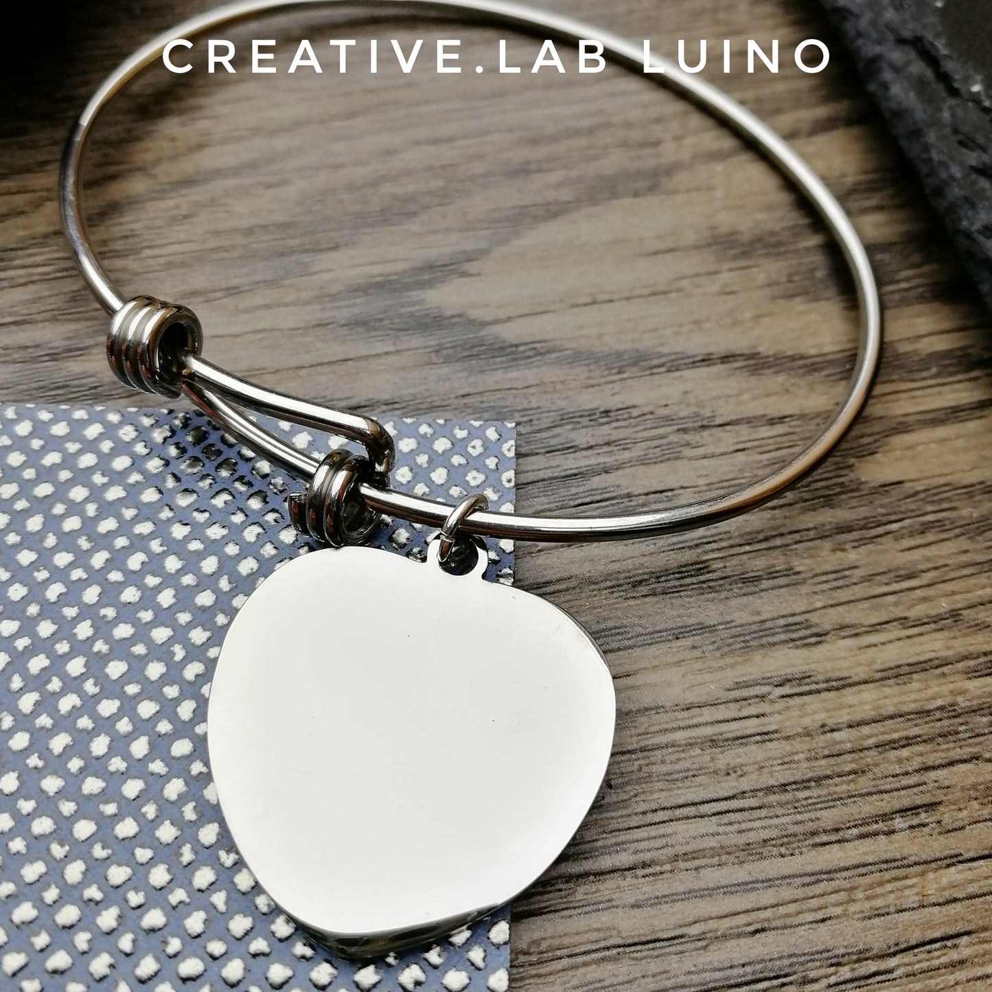 Bracciale rigido con nodi scorsoi e ciondolo da personalizzare cuore (G20+B23)