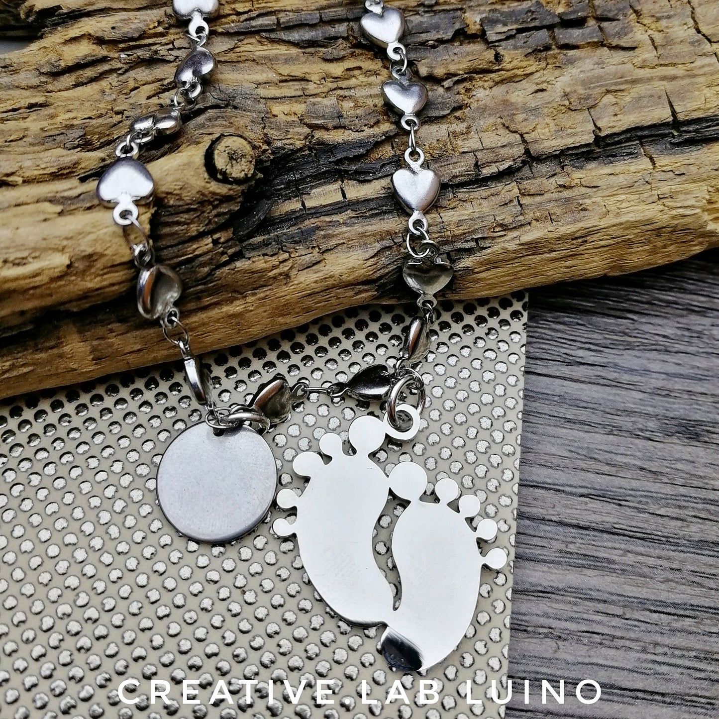 Bracciale con cuoricini e ciondoli personalizzabil piedini e tondo (G9+B28+A12)