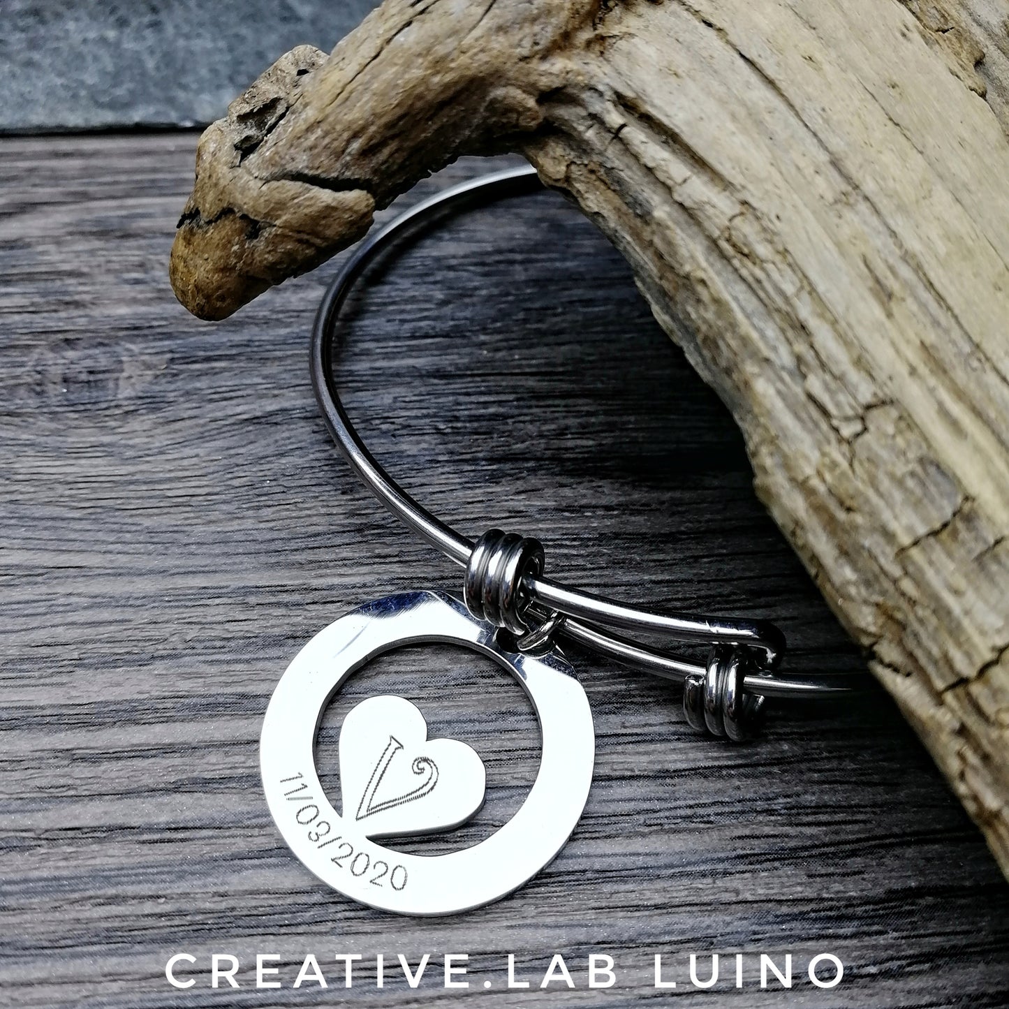 Bracciale rigido con nodi scorsoi e ciondolo personalizzabile tondo con cuore al centro(G20+B40)