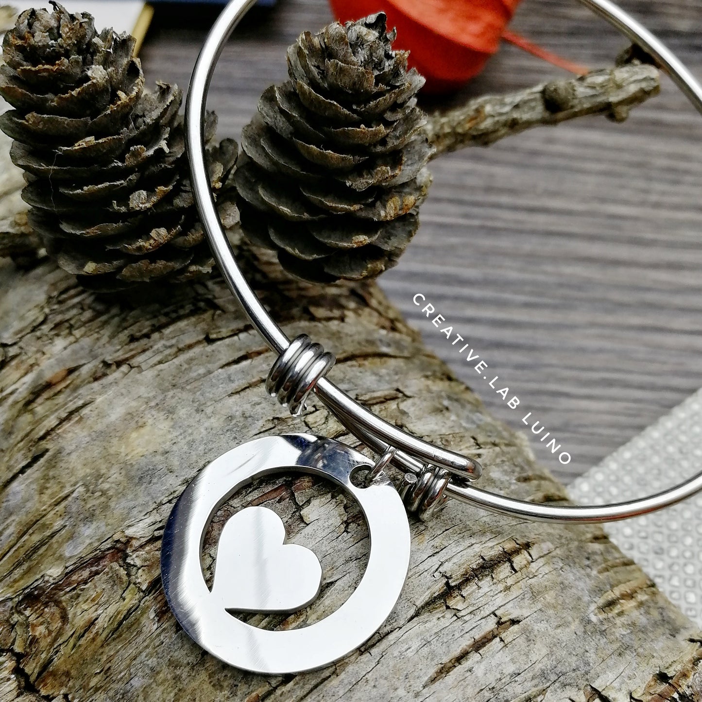 Bracciale rigido con nodi scorsoi e ciondolo personalizzabile tondo con cuore al centro(G20+B40)