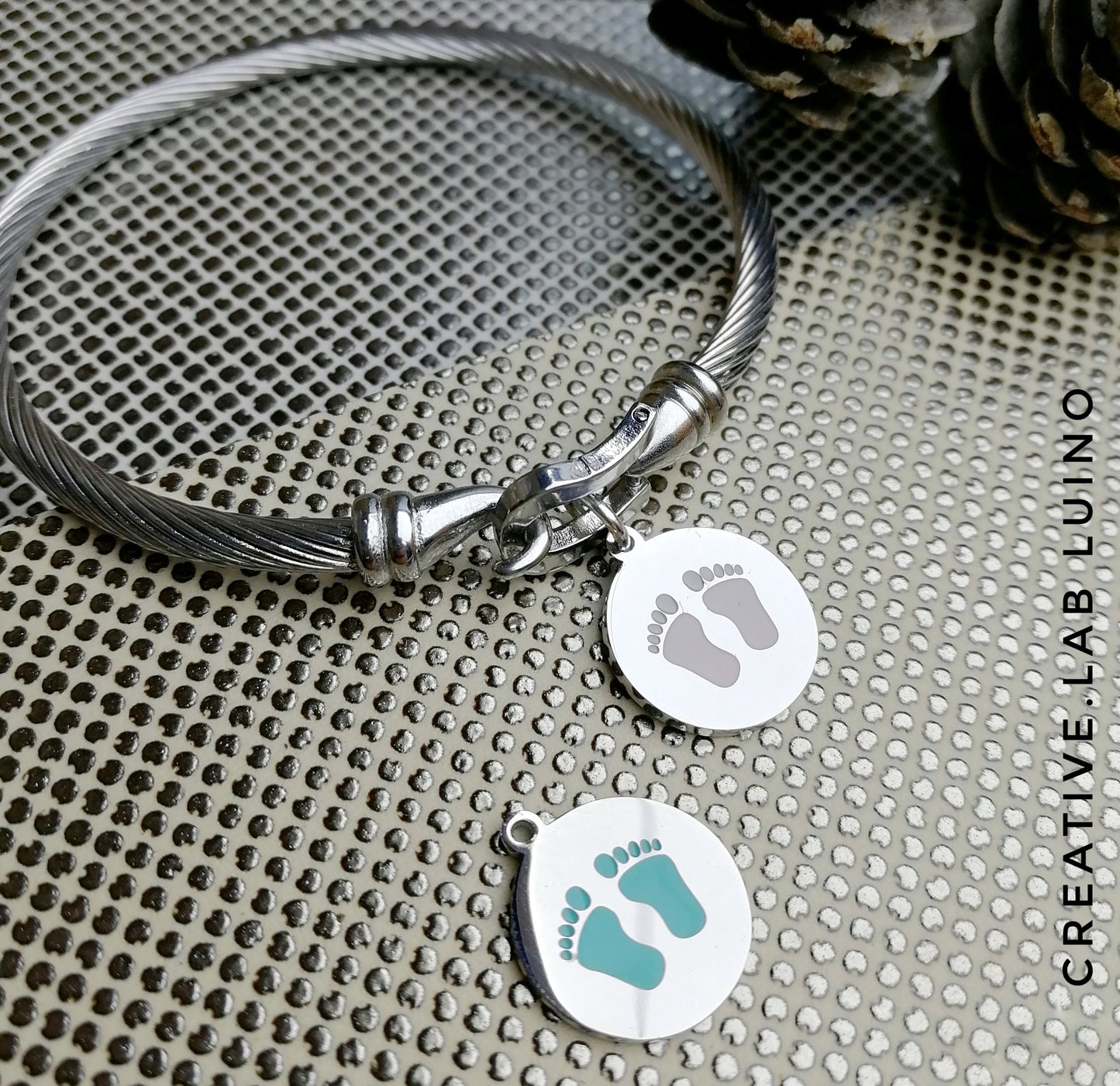 Bracciale rigido ritorto e ciondolo personalizzabile con piedini rosa/azzurri (G17+B33)
