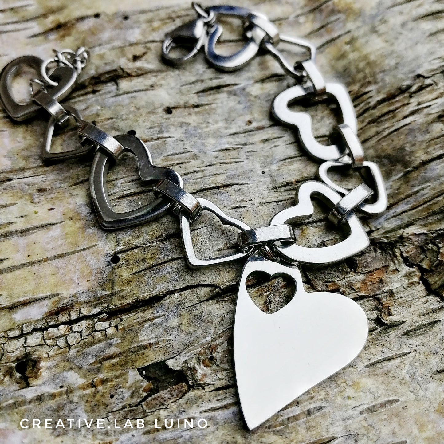 Bracciale con cuori e ciondolo personalizzabile a cuore con cuoricino intagliato (G40+B29)