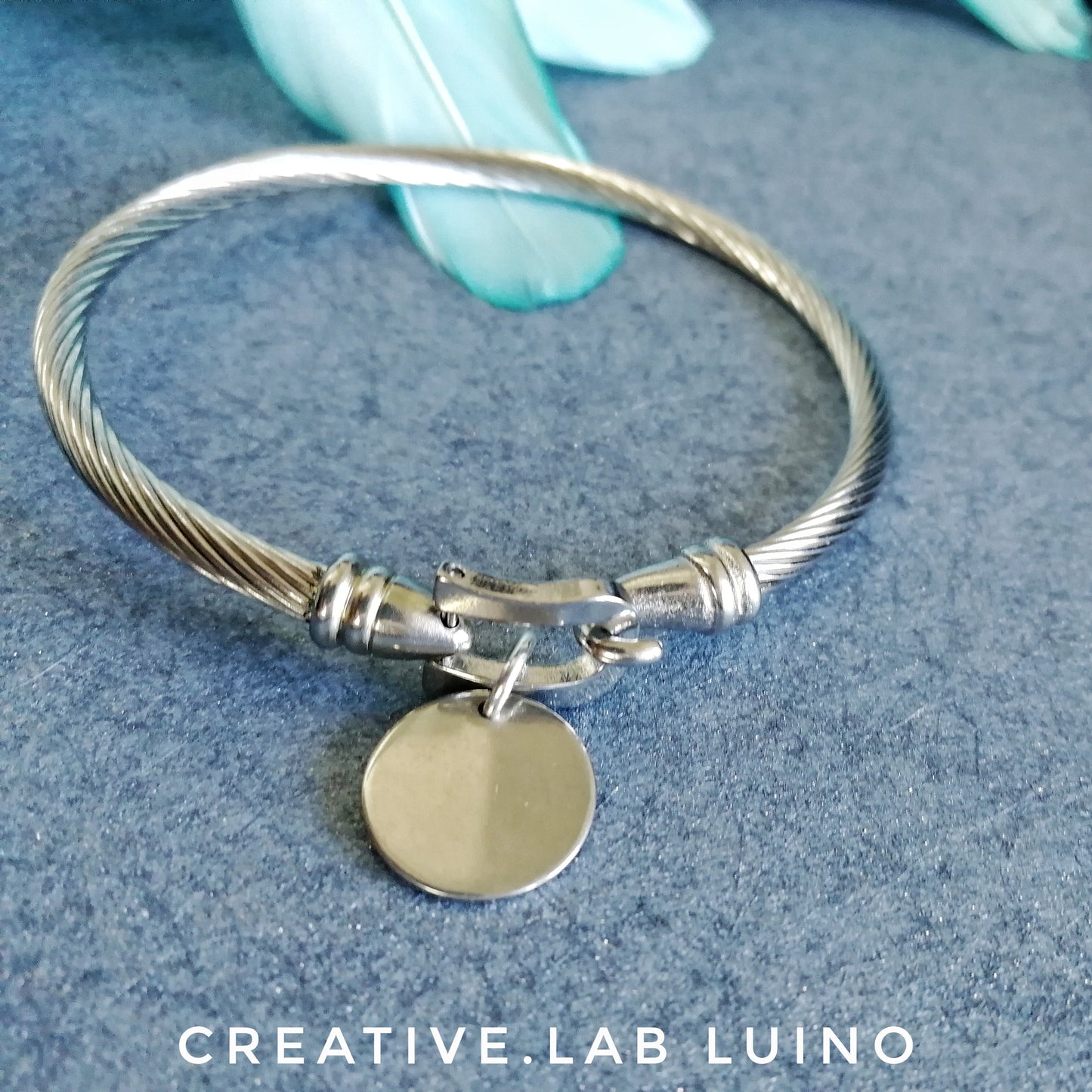 Bracciale rigido ritorto e ciondolo personalizzabile con piedini rosa/azzurri (G17+B33)