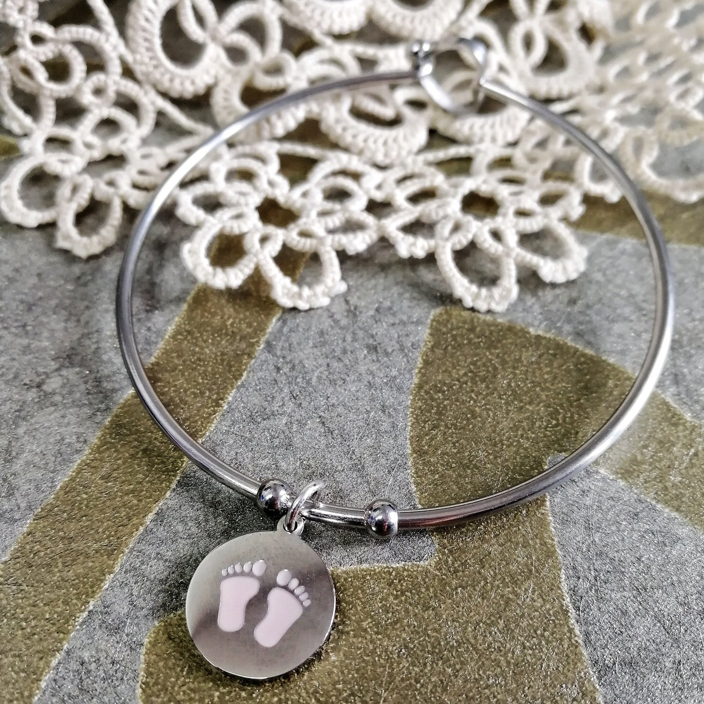 Bracciale rigido con gancio a cuore e ciondolo personalizzabile con piedini rosa/azzurri (G13+B33)