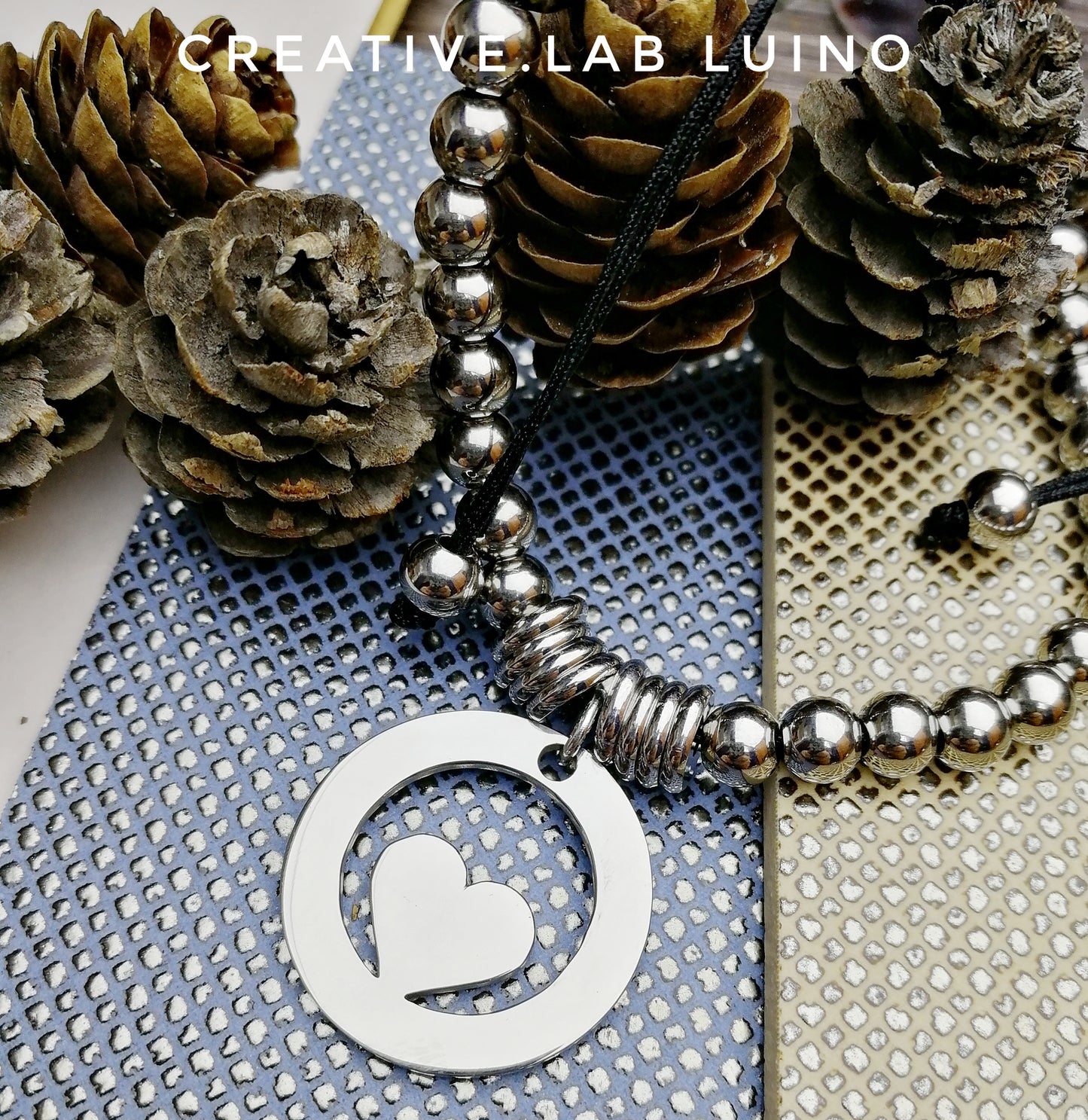 Bracciale con perle in acciaio e ciondolo tondo con cuore al centro - certificato di nascita (G44+B40)
