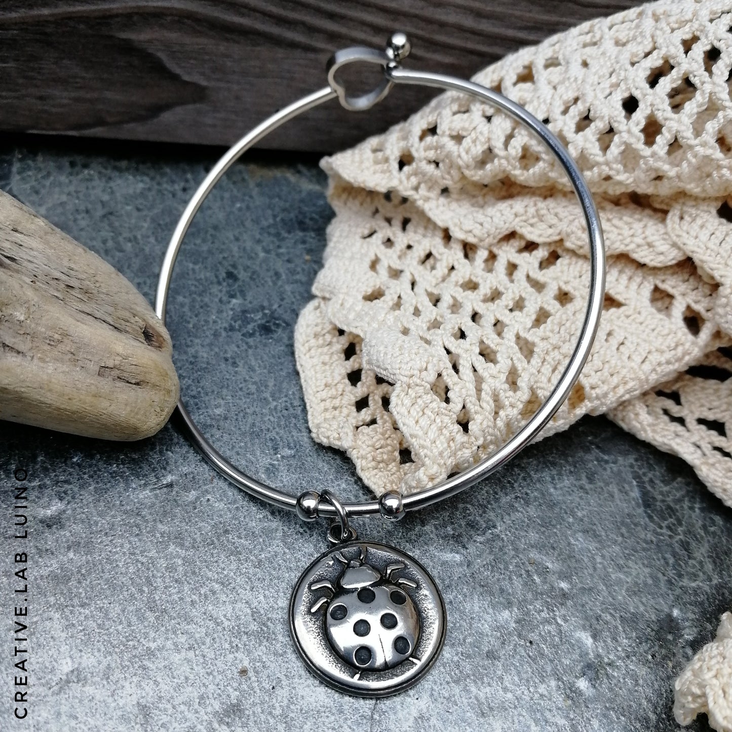 Bracciale rigido con gancio a cuore e ciondolo personalizzabile portafortuna con coccinella (G13+A33)