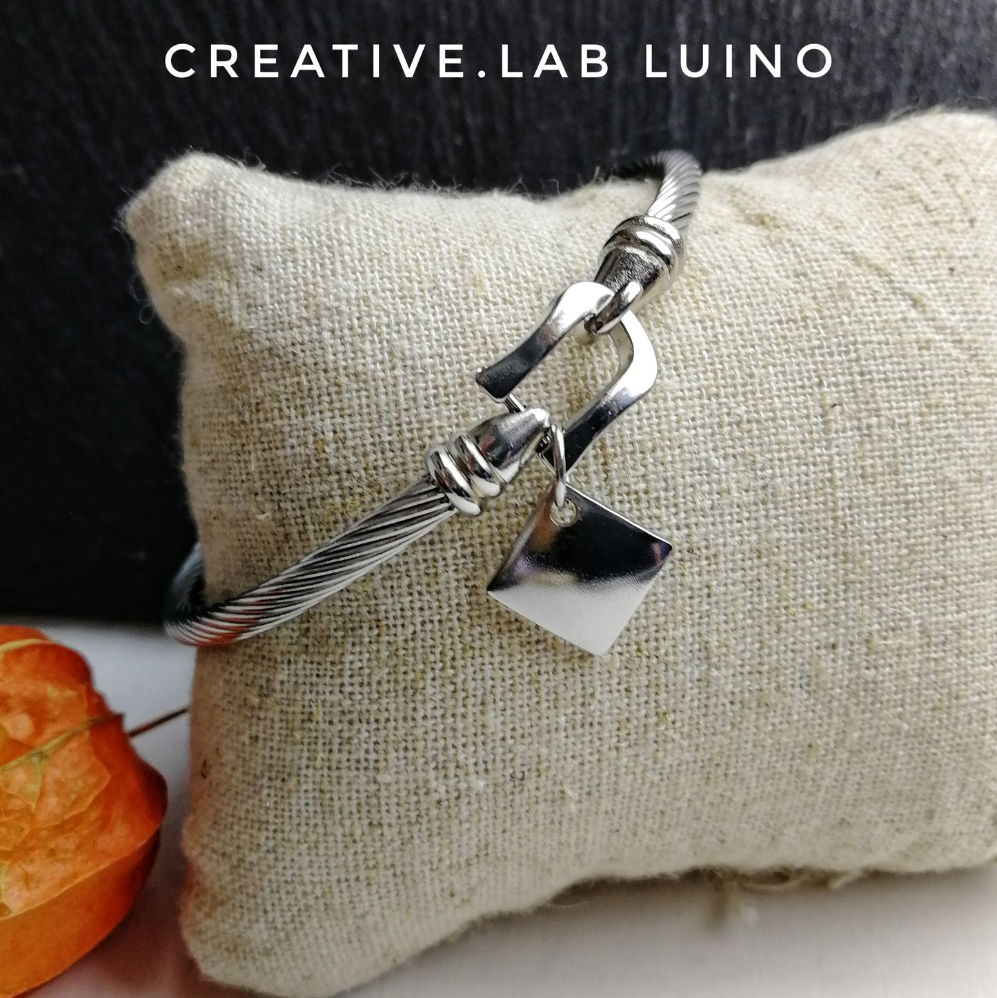 Bracciale rigido ritorto e ciondolo personalizzabile a rombo (G21+A22)