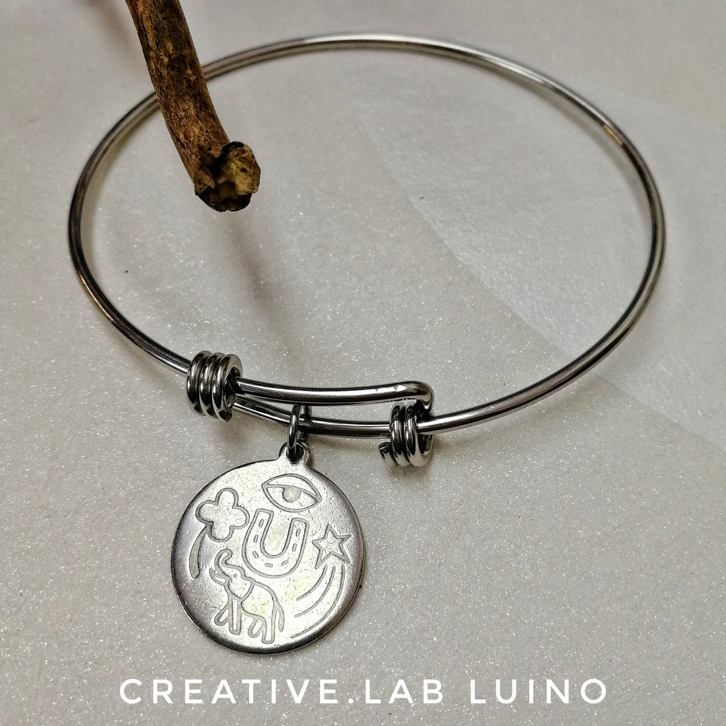 Bracciale rigido con nodi scorsoi e ciondolo personalizzabile portafortuna (G20+B39)