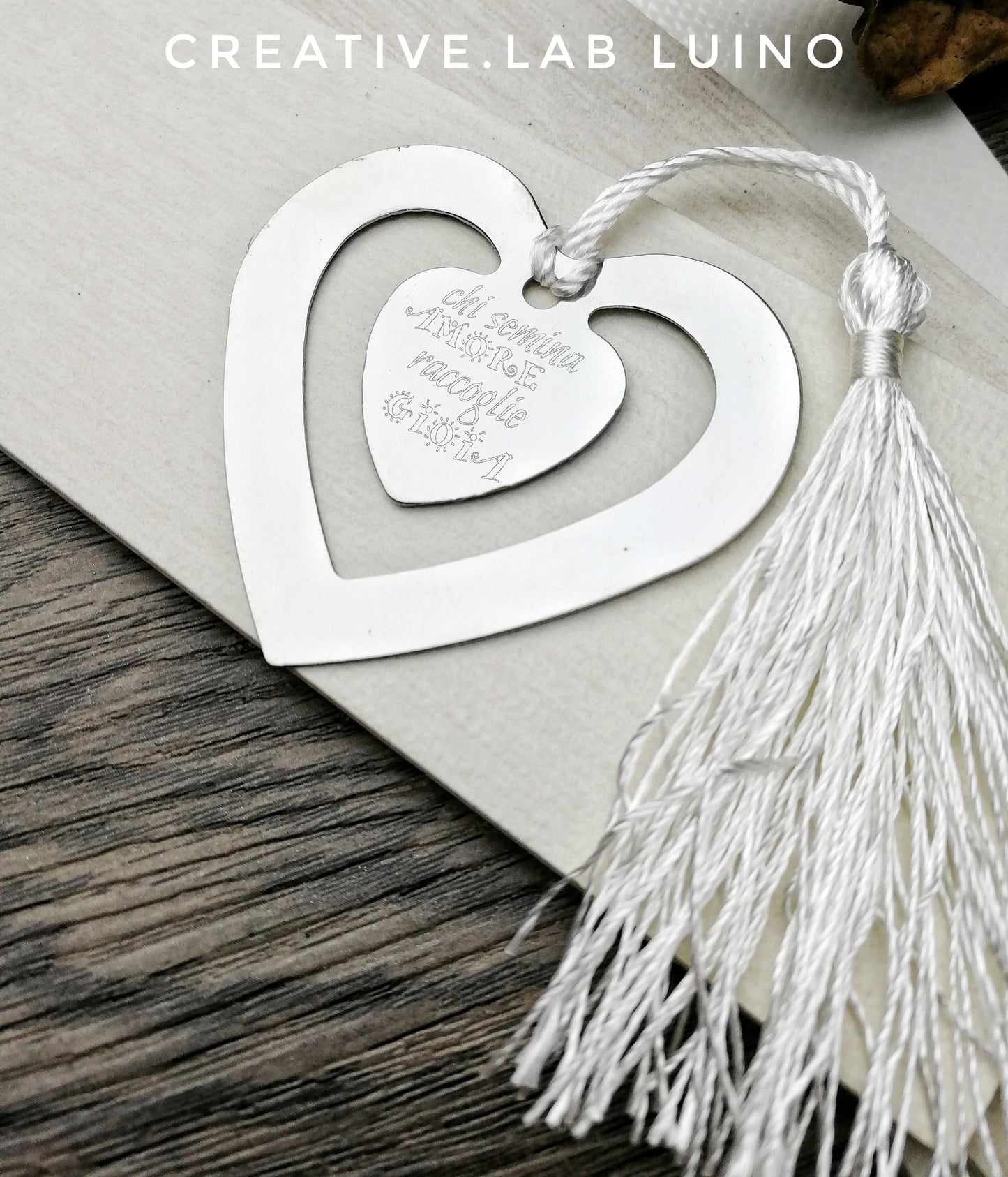 Segnapacco/segnalibro a cuore "CHI SEMINA GIOIA RACCOGLIE AMORE" (J12)