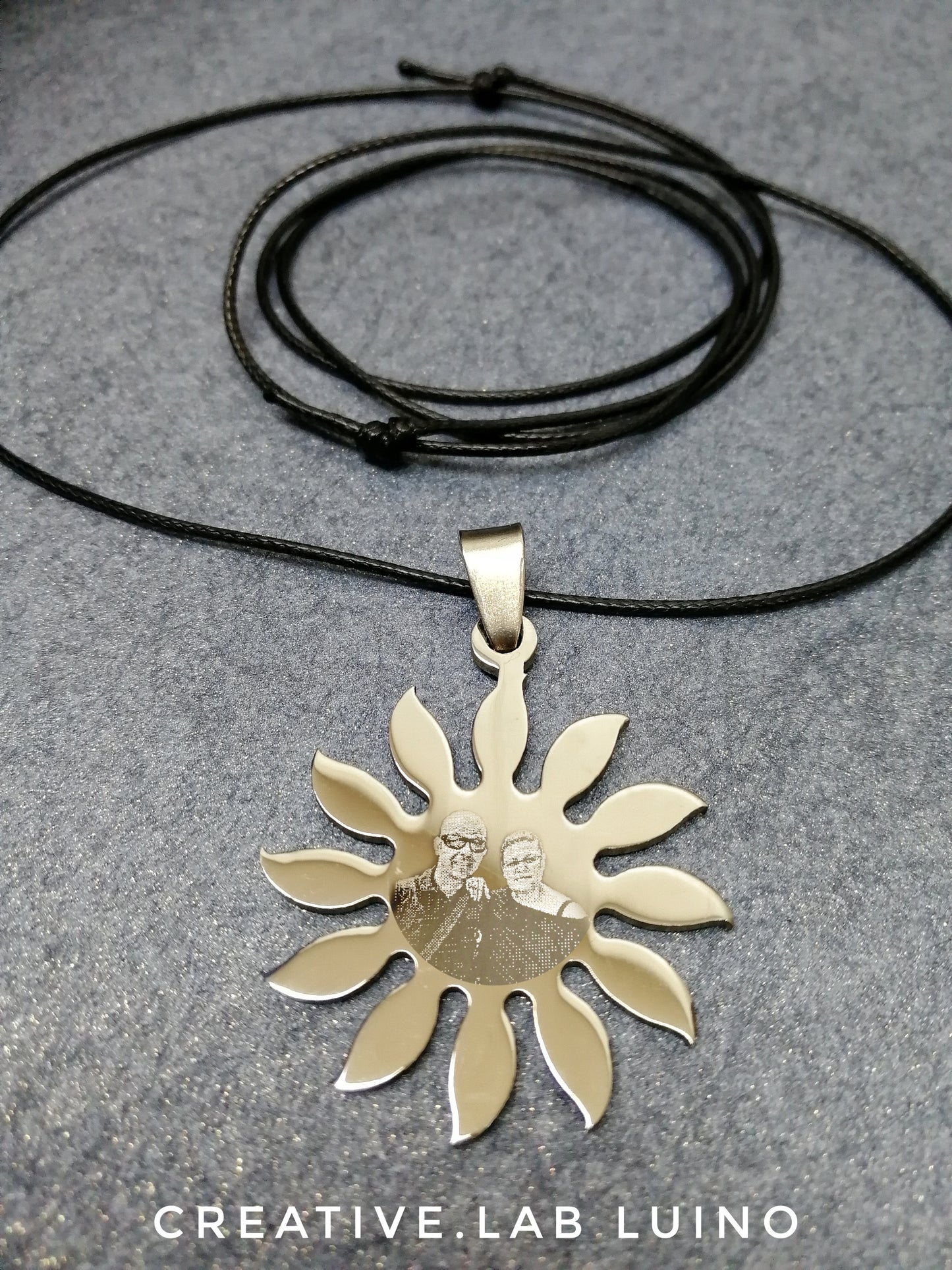 Ciondolo a sole con fotoincisione personalizzato con collarino (B14)