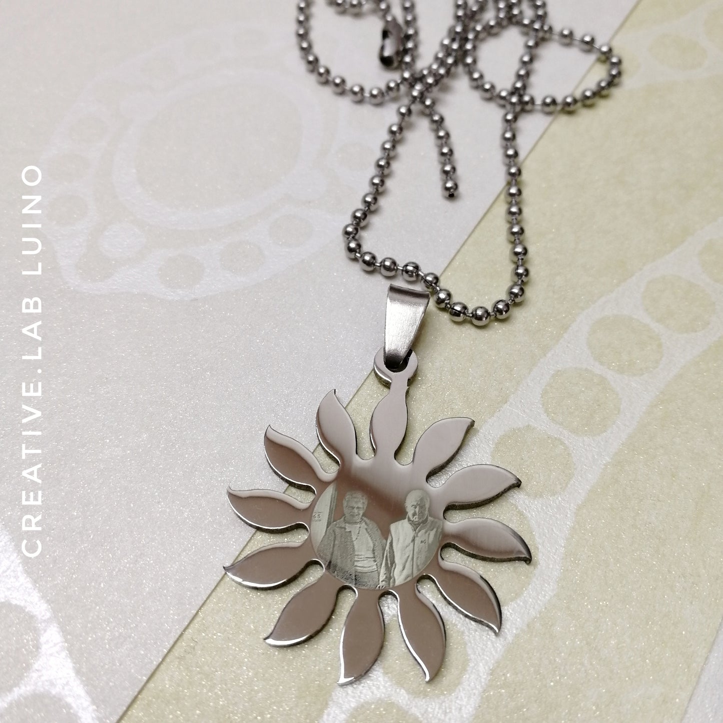 Ciondolo a sole con fotoincisione personalizzato con collarino (B14)