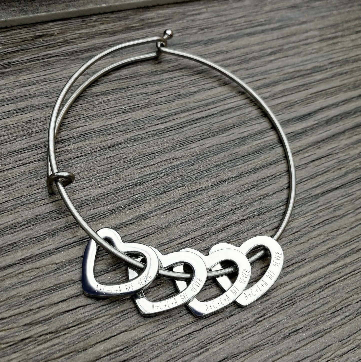Braccialetto rigido in acciaio con ciondoli a cuore personalizzabili (G14+B19)