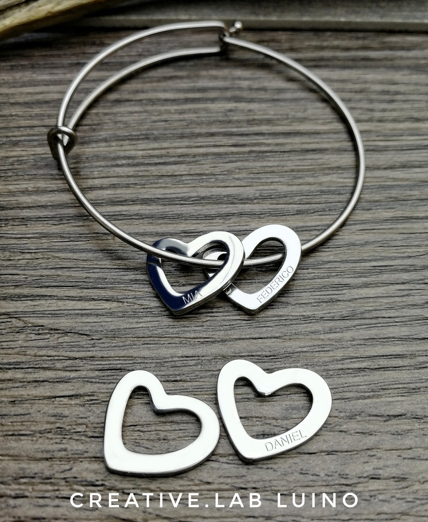 Braccialetto rigido in acciaio con ciondoli a cuore personalizzabili (G14+B19)
