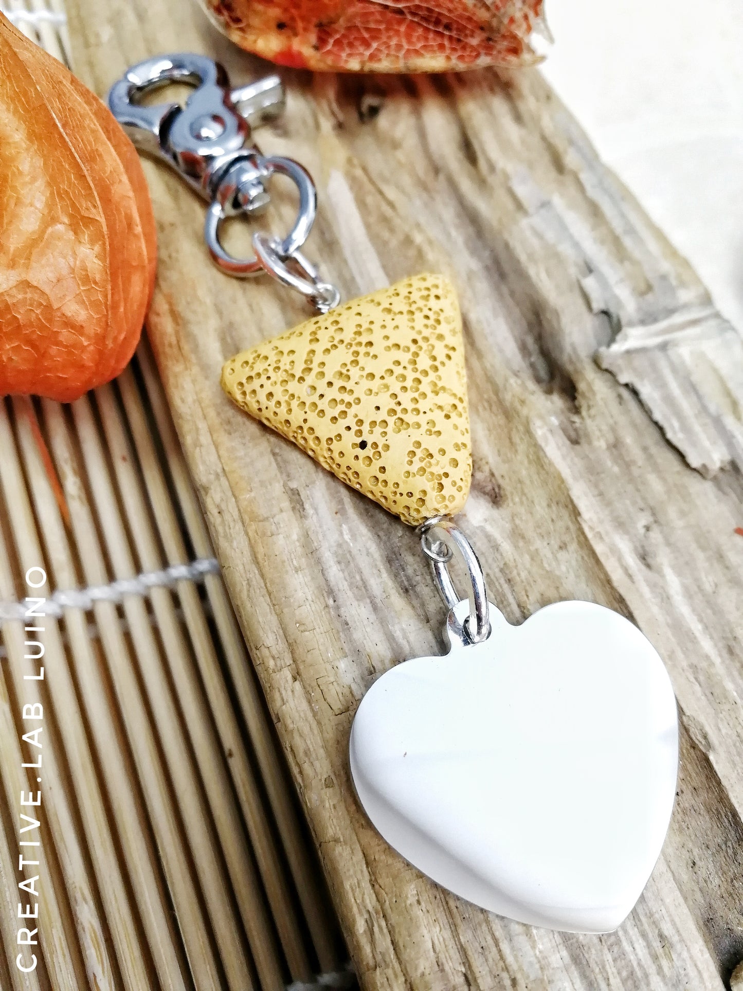 Portachiavi con perla di lava e ciondolo a cuore musicale personalizzabile (C9 musicale+lava triangolo)